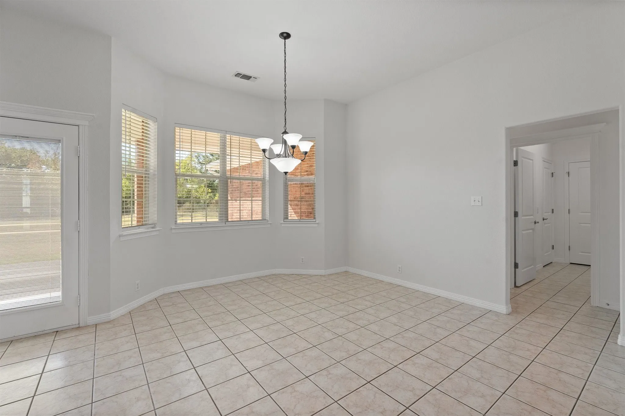 Single Family Residence For Sale in Johnson County , 2521 Pecan Springs Road, Cleburne, Texas 76031, 4 Bedroom, 3 Bathroom, 2 Garage spaces, 2,425 Sqft, built in 2004, mls#21377658, Real Estate Agent in Cleburne, Homes For Sale in Johnson county, Homes For Sale in Cleburne, Realtor in Cleburne Texas, Real Estate Brokerage Independent Realty Texas, Luminita Cordes Realtor