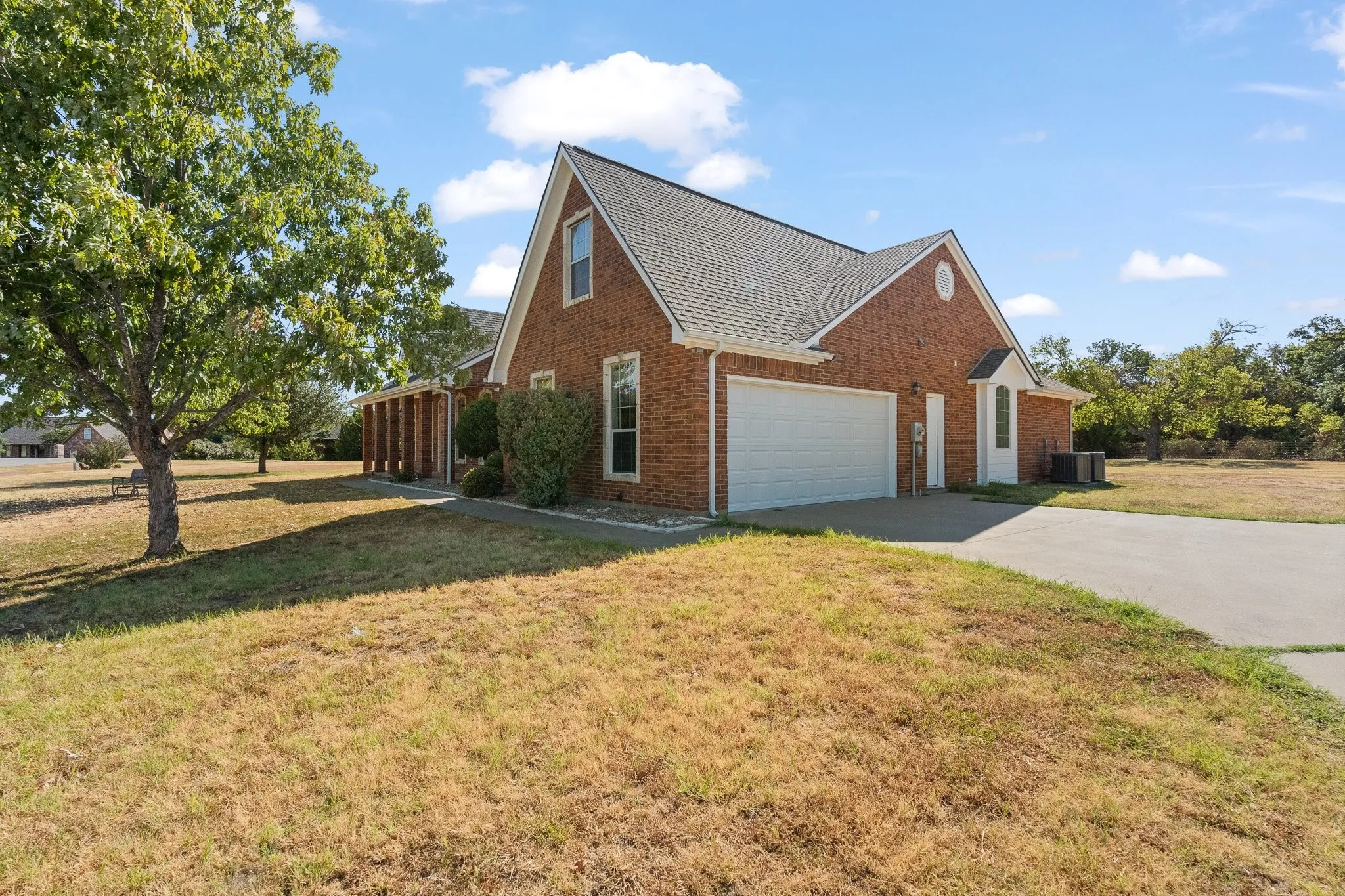 Single Family Residence For Sale in Johnson County , 2521 Pecan Springs Road, Cleburne, Texas 76031, 4 Bedroom, 3 Bathroom, 2 Garage spaces, 2,425 Sqft, built in 2004, mls#21377658, Real Estate Agent in Cleburne, Homes For Sale in Johnson county, Homes For Sale in Cleburne, Realtor in Cleburne Texas, Real Estate Brokerage Independent Realty Texas, Luminita Cordes Realtor