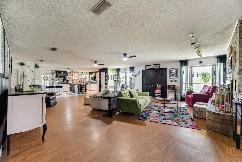 Single Family Residence For Sale in Dallas County , 413 Francis Street, Seagoville, Texas 75159, 2 Bedroom, 2 Bathroom, 2 Garage spaces, 1,994 Sqft, built in 1993, mls#21378219, Real Estate Agent in Seagoville, Homes For Sale in Dallas county, Homes For Sale in Seagoville, Realtor in Seagoville Texas, Real Estate Brokerage Independent Realty Texas, Luminita Cordes Realtor