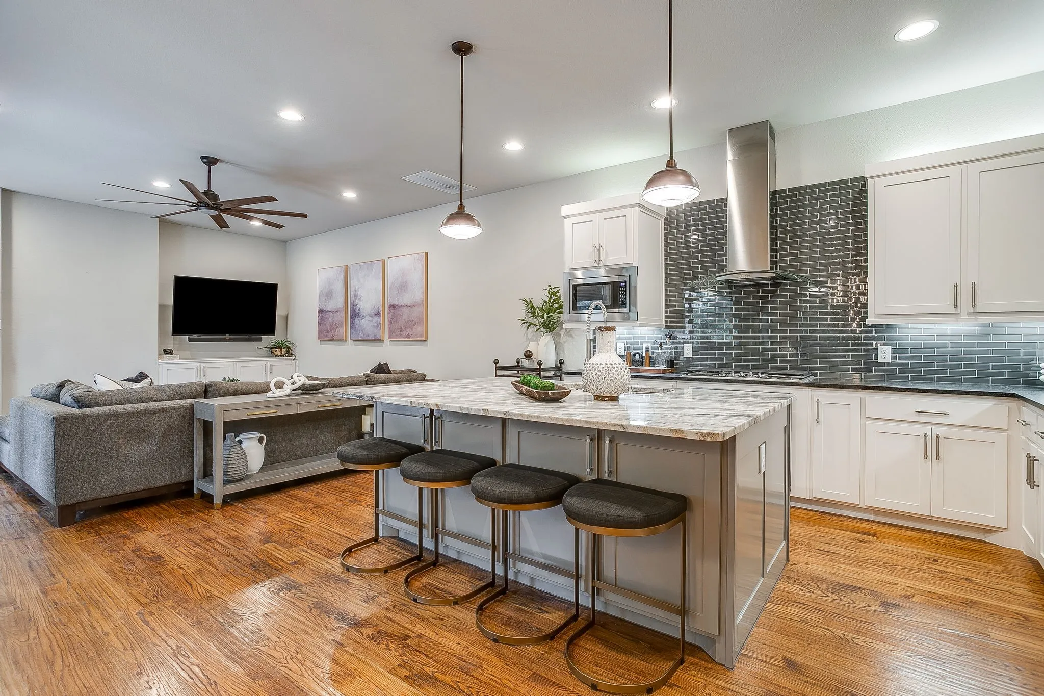 Townhouse For Sale in Tarrant County , 307 Templeton Drive, Fort Worth, Texas 76107, 3 Bedroom, 4 Bathroom, 2 Garage spaces, 2,386 Sqft, built in 2016, mls#21346430, Real Estate Agent in Fort Worth, Homes For Sale in Tarrant county, Homes For Sale in Fort Worth, Realtor in Fort Worth Texas, Real Estate Brokerage Independent Realty Texas, Luminita Cordes Realtor