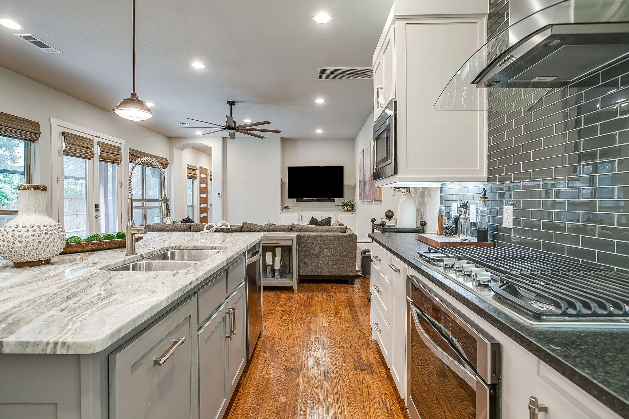 Townhouse For Sale in Tarrant County , 307 Templeton Drive, Fort Worth, Texas 76107, 3 Bedroom, 4 Bathroom, 2 Garage spaces, 2,386 Sqft, built in 2016, mls#21346430, Real Estate Agent in Fort Worth, Homes For Sale in Tarrant county, Homes For Sale in Fort Worth, Realtor in Fort Worth Texas, Real Estate Brokerage Independent Realty Texas, Luminita Cordes Realtor