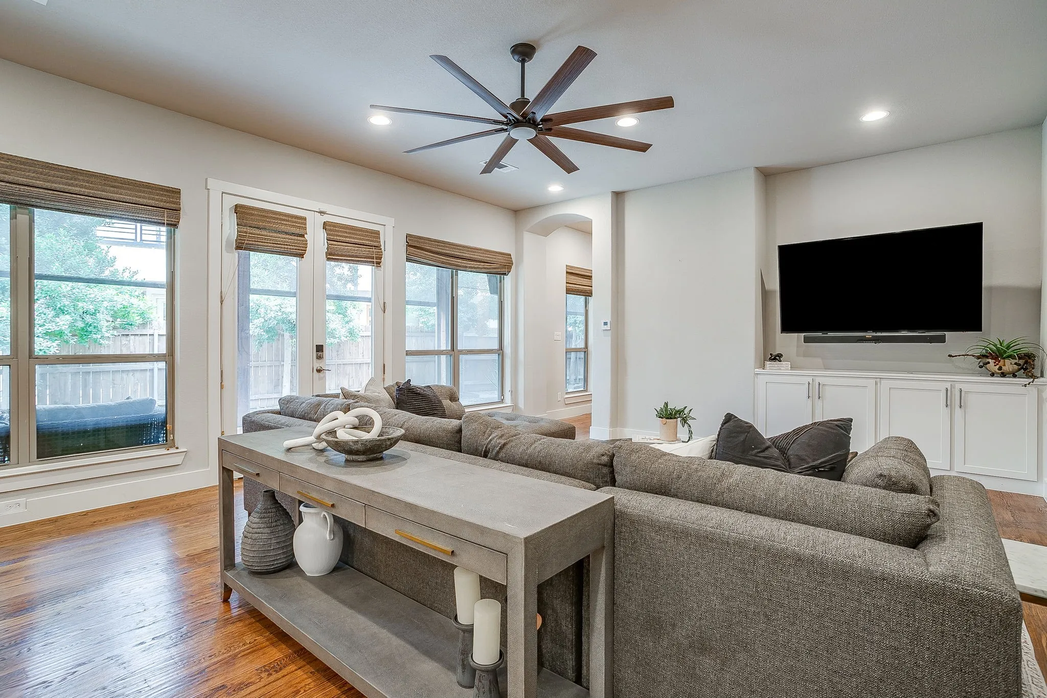 Townhouse For Sale in Tarrant County , 307 Templeton Drive, Fort Worth, Texas 76107, 3 Bedroom, 4 Bathroom, 2 Garage spaces, 2,386 Sqft, built in 2016, mls#21346430, Real Estate Agent in Fort Worth, Homes For Sale in Tarrant county, Homes For Sale in Fort Worth, Realtor in Fort Worth Texas, Real Estate Brokerage Independent Realty Texas, Luminita Cordes Realtor