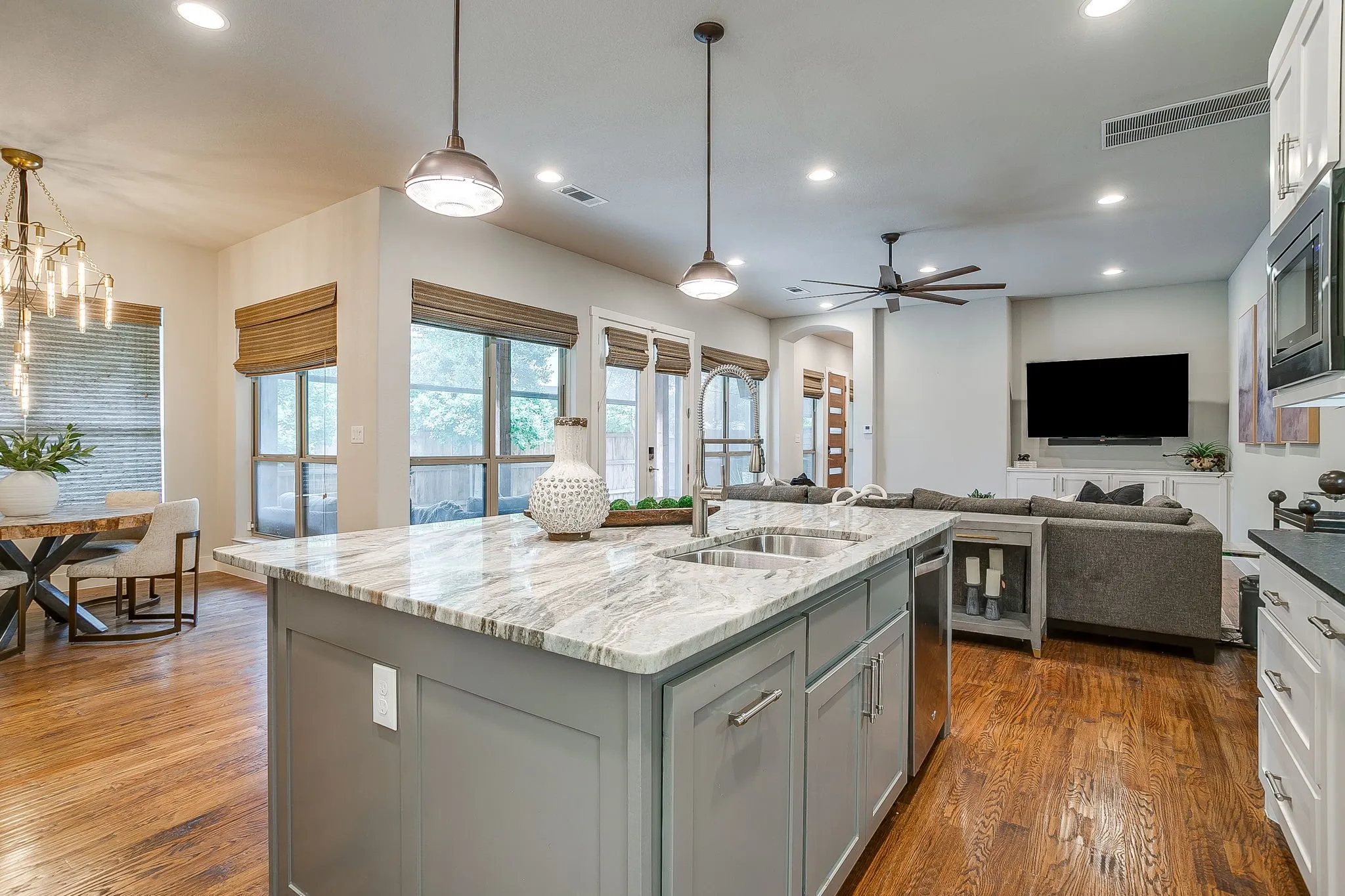 Townhouse For Sale in Tarrant County , 307 Templeton Drive, Fort Worth, Texas 76107, 3 Bedroom, 4 Bathroom, 2 Garage spaces, 2,386 Sqft, built in 2016, mls#21346430, Real Estate Agent in Fort Worth, Homes For Sale in Tarrant county, Homes For Sale in Fort Worth, Realtor in Fort Worth Texas, Real Estate Brokerage Independent Realty Texas, Luminita Cordes Realtor