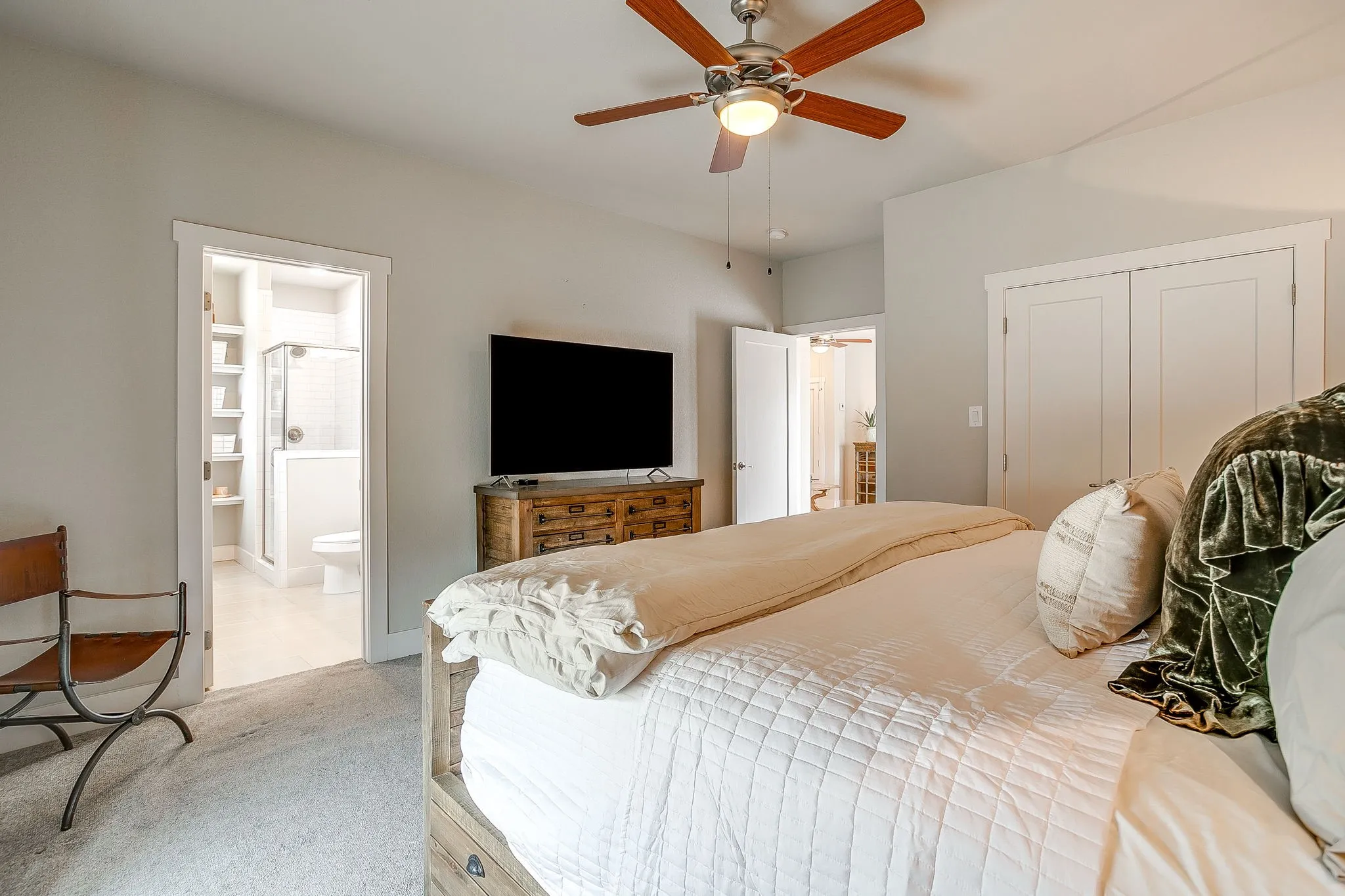 Townhouse For Sale in Tarrant County , 307 Templeton Drive, Fort Worth, Texas 76107, 3 Bedroom, 4 Bathroom, 2 Garage spaces, 2,386 Sqft, built in 2016, mls#21346430, Real Estate Agent in Fort Worth, Homes For Sale in Tarrant county, Homes For Sale in Fort Worth, Realtor in Fort Worth Texas, Real Estate Brokerage Independent Realty Texas, Luminita Cordes Realtor