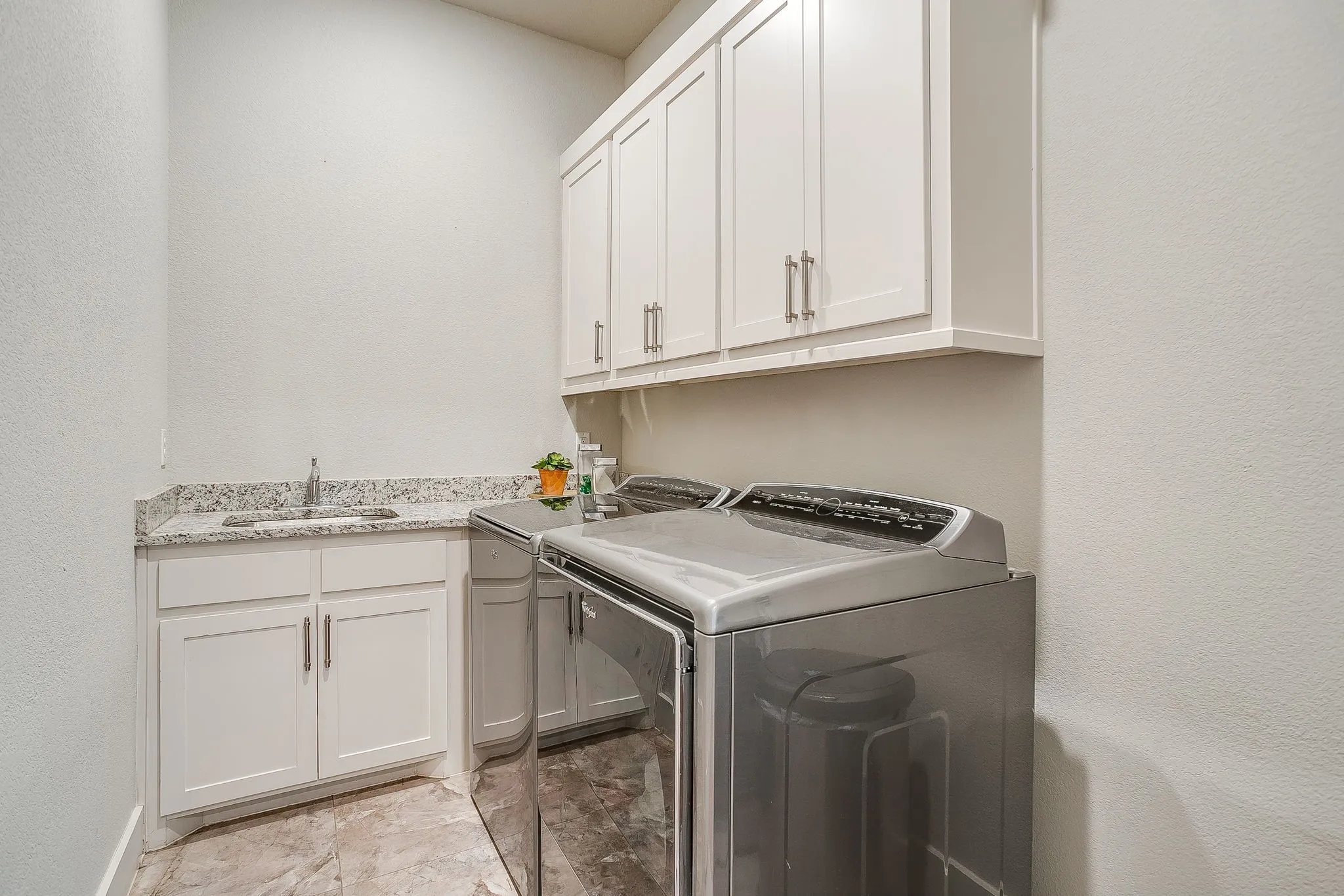 Townhouse For Sale in Tarrant County , 307 Templeton Drive, Fort Worth, Texas 76107, 3 Bedroom, 4 Bathroom, 2 Garage spaces, 2,386 Sqft, built in 2016, mls#21346430, Real Estate Agent in Fort Worth, Homes For Sale in Tarrant county, Homes For Sale in Fort Worth, Realtor in Fort Worth Texas, Real Estate Brokerage Independent Realty Texas, Luminita Cordes Realtor
