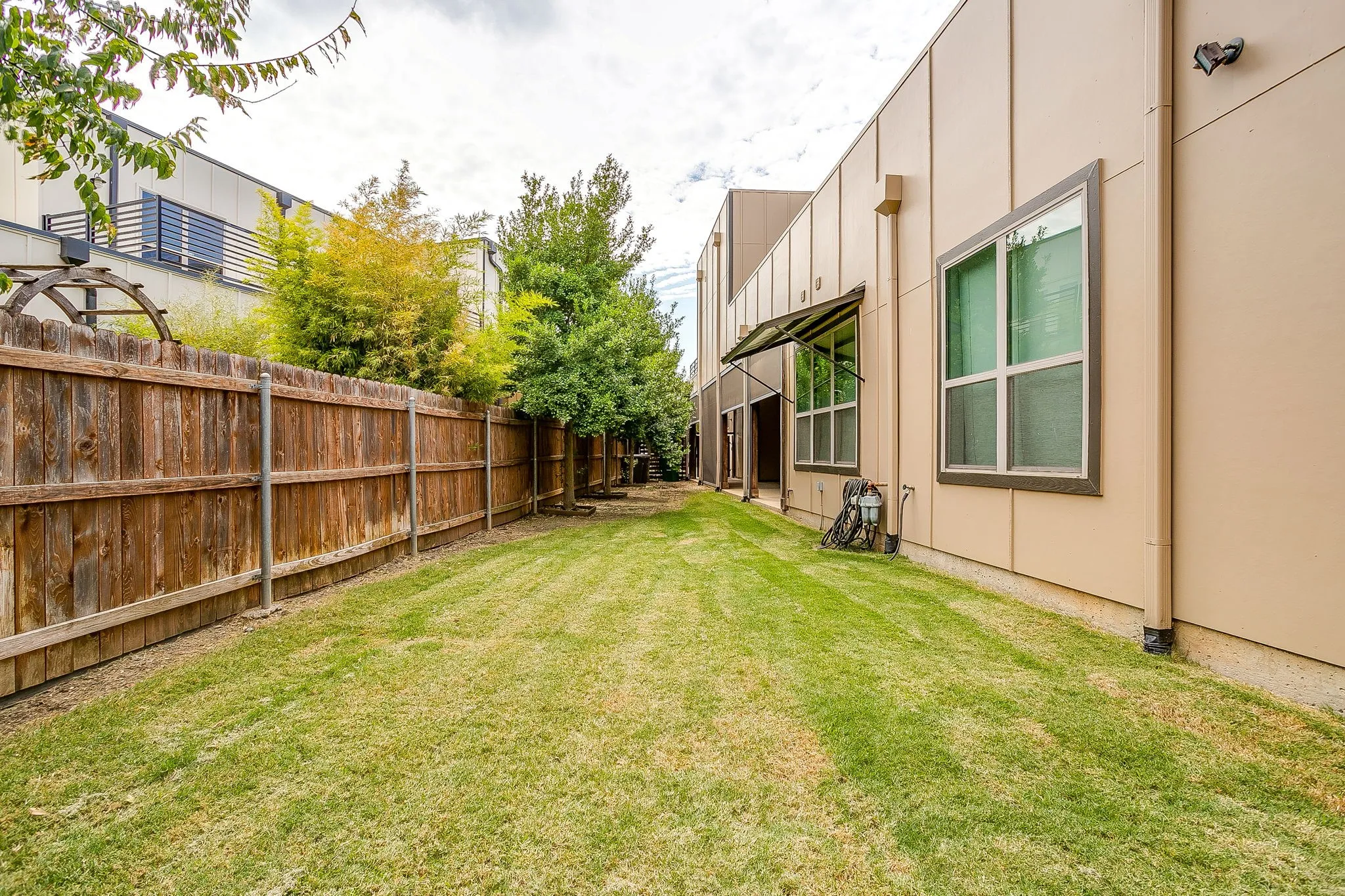 Townhouse For Sale in Tarrant County , 307 Templeton Drive, Fort Worth, Texas 76107, 3 Bedroom, 4 Bathroom, 2 Garage spaces, 2,386 Sqft, built in 2016, mls#21346430, Real Estate Agent in Fort Worth, Homes For Sale in Tarrant county, Homes For Sale in Fort Worth, Realtor in Fort Worth Texas, Real Estate Brokerage Independent Realty Texas, Luminita Cordes Realtor