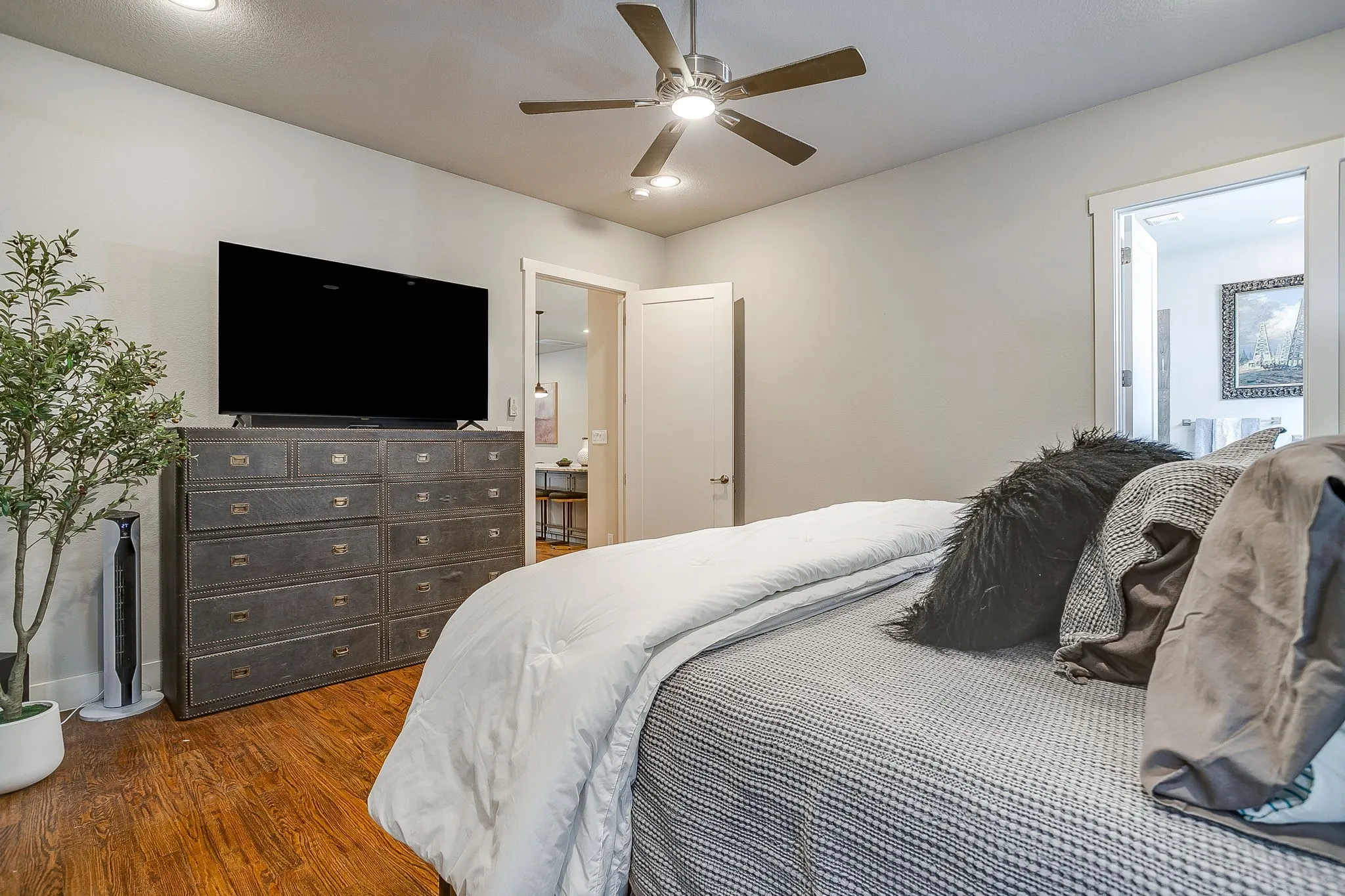 Townhouse For Sale in Tarrant County , 307 Templeton Drive, Fort Worth, Texas 76107, 3 Bedroom, 4 Bathroom, 2 Garage spaces, 2,386 Sqft, built in 2016, mls#21346430, Real Estate Agent in Fort Worth, Homes For Sale in Tarrant county, Homes For Sale in Fort Worth, Realtor in Fort Worth Texas, Real Estate Brokerage Independent Realty Texas, Luminita Cordes Realtor