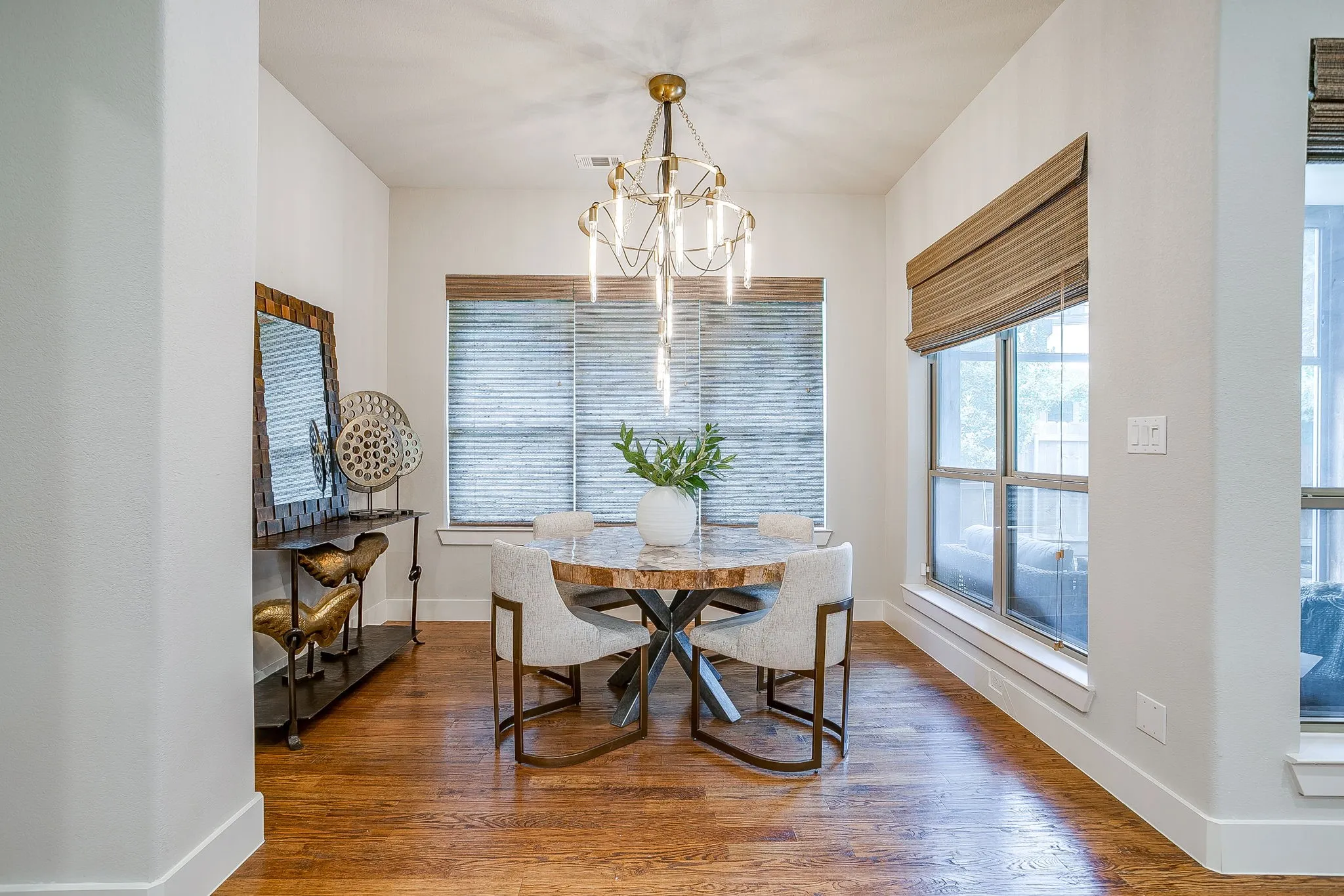 Townhouse For Sale in Tarrant County , 307 Templeton Drive, Fort Worth, Texas 76107, 3 Bedroom, 4 Bathroom, 2 Garage spaces, 2,386 Sqft, built in 2016, mls#21346430, Real Estate Agent in Fort Worth, Homes For Sale in Tarrant county, Homes For Sale in Fort Worth, Realtor in Fort Worth Texas, Real Estate Brokerage Independent Realty Texas, Luminita Cordes Realtor