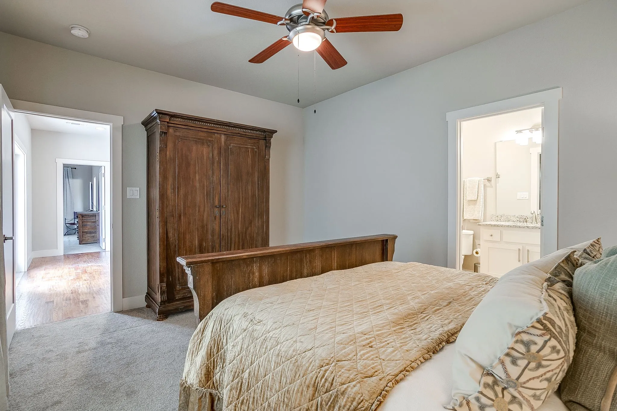 Townhouse For Sale in Tarrant County , 307 Templeton Drive, Fort Worth, Texas 76107, 3 Bedroom, 4 Bathroom, 2 Garage spaces, 2,386 Sqft, built in 2016, mls#21346430, Real Estate Agent in Fort Worth, Homes For Sale in Tarrant county, Homes For Sale in Fort Worth, Realtor in Fort Worth Texas, Real Estate Brokerage Independent Realty Texas, Luminita Cordes Realtor