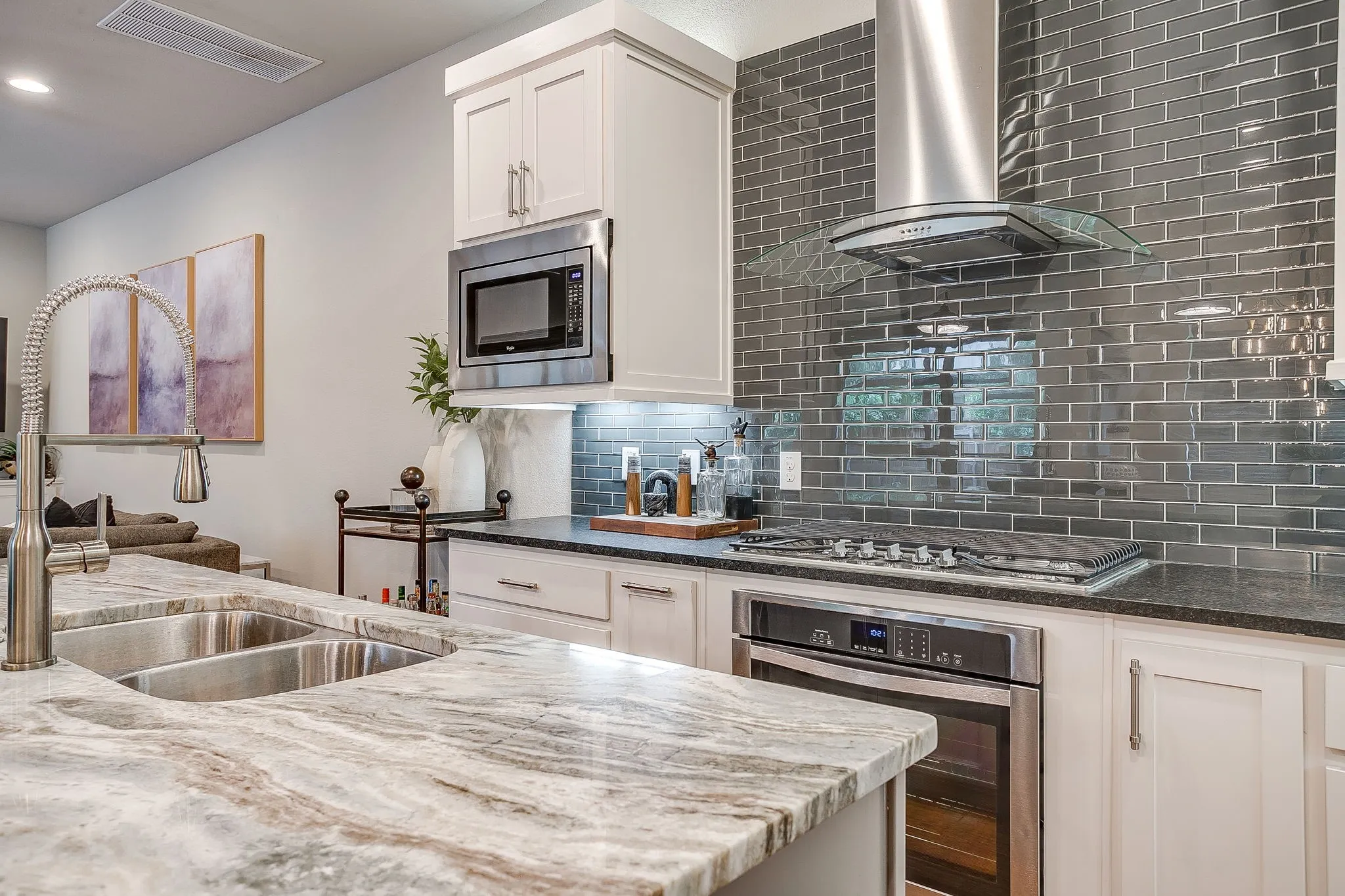 Townhouse For Sale in Tarrant County , 307 Templeton Drive, Fort Worth, Texas 76107, 3 Bedroom, 4 Bathroom, 2 Garage spaces, 2,386 Sqft, built in 2016, mls#21346430, Real Estate Agent in Fort Worth, Homes For Sale in Tarrant county, Homes For Sale in Fort Worth, Realtor in Fort Worth Texas, Real Estate Brokerage Independent Realty Texas, Luminita Cordes Realtor