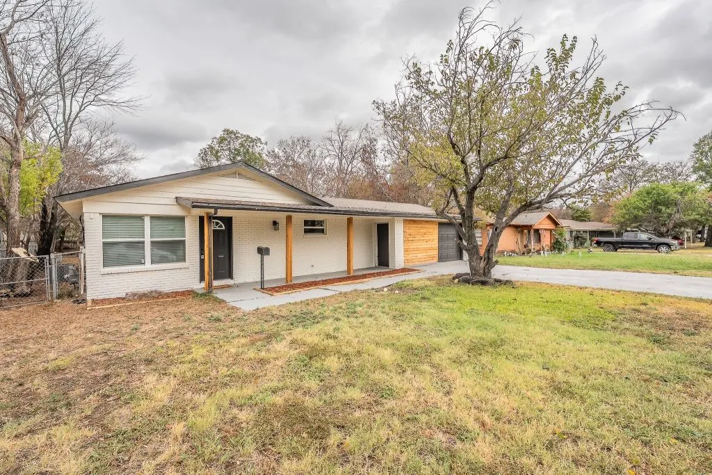 Single Family Residence For Sale in Tarrant County , 5012 Roxie Street, Haltom City, Texas 76117, 4 Bedroom, 3 Bathroom, 1 Garage spaces, 1,528 Sqft, built in 1956, mls#21378644, Real Estate Agent in Haltom City, Homes For Sale in Tarrant county, Homes For Sale in Haltom City, Realtor in Haltom City Texas, Real Estate Brokerage Independent Realty Texas, Luminita Cordes Realtor