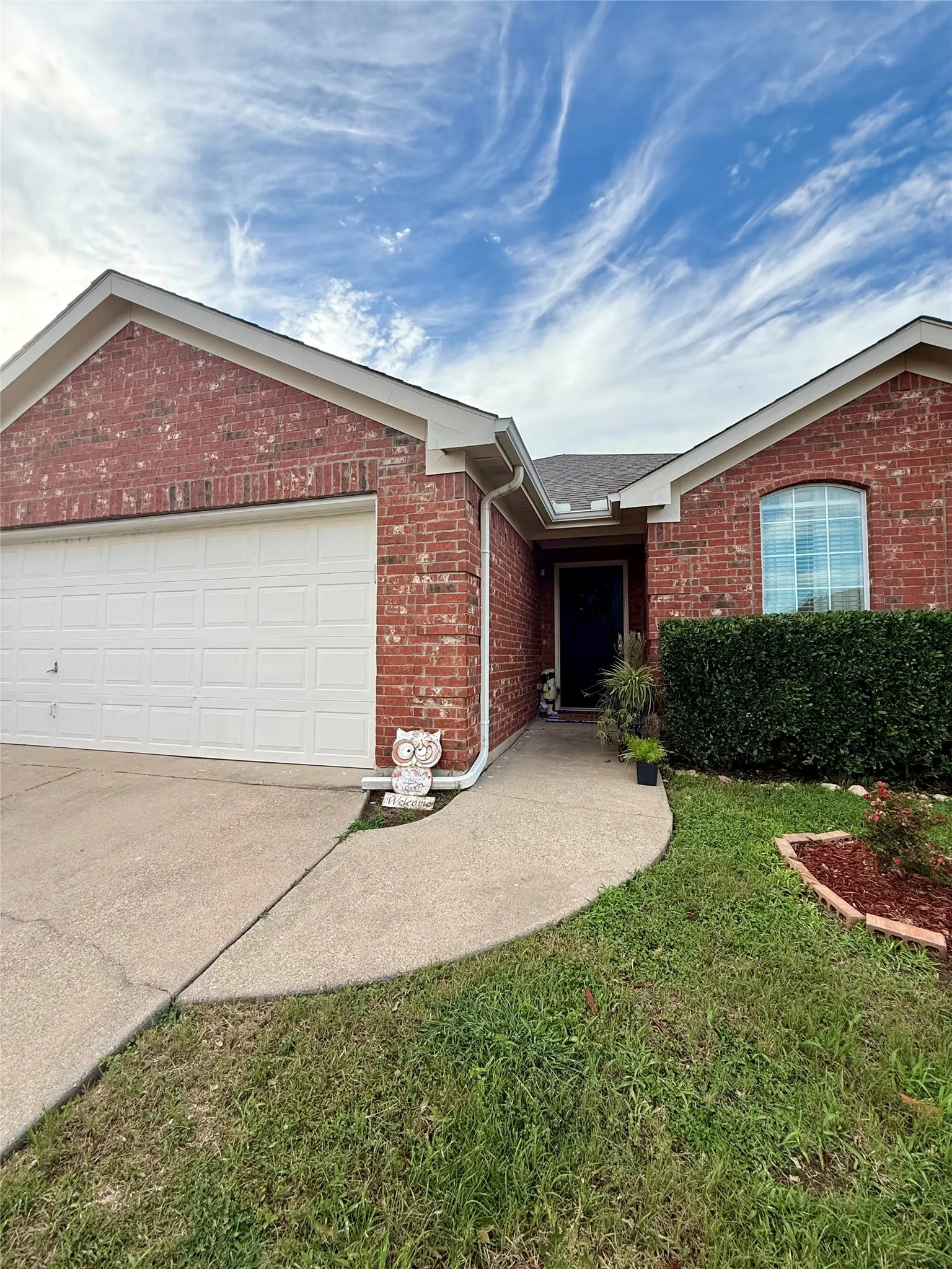 Single Family Residence For Rent in Tarrant County , 5004 Mountain Valley Court, Fort Worth, Texas 76123, 3 Bedroom, 2 Bathroom, 2 Garage spaces, 1,631 Sqft, built in 2006, mls#21377403, Real Estate Agent in Fort Worth, Homes For Rent in Tarrant county, Homes For Rent in Fort Worth, Realtor in Fort Worth Texas, Real Estate Brokerage Independent Realty Texas, Luminita Cordes Realtor