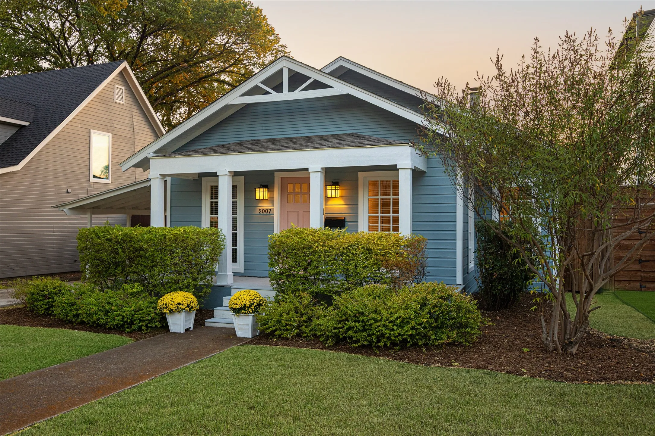 Single Family Residence For Sale in Dallas County , 2007 Euclid Avenue, Dallas, Texas 75206, 2 Bedroom, 2 Bathroom, 2 Garage spaces, 1,779 Sqft, built in 1918, mls#21375928, Real Estate Agent in Dallas, Homes For Sale in Dallas county, Homes For Sale in Dallas, Realtor in Dallas Texas, Real Estate Brokerage Independent Realty Texas, Luminita Cordes Realtor