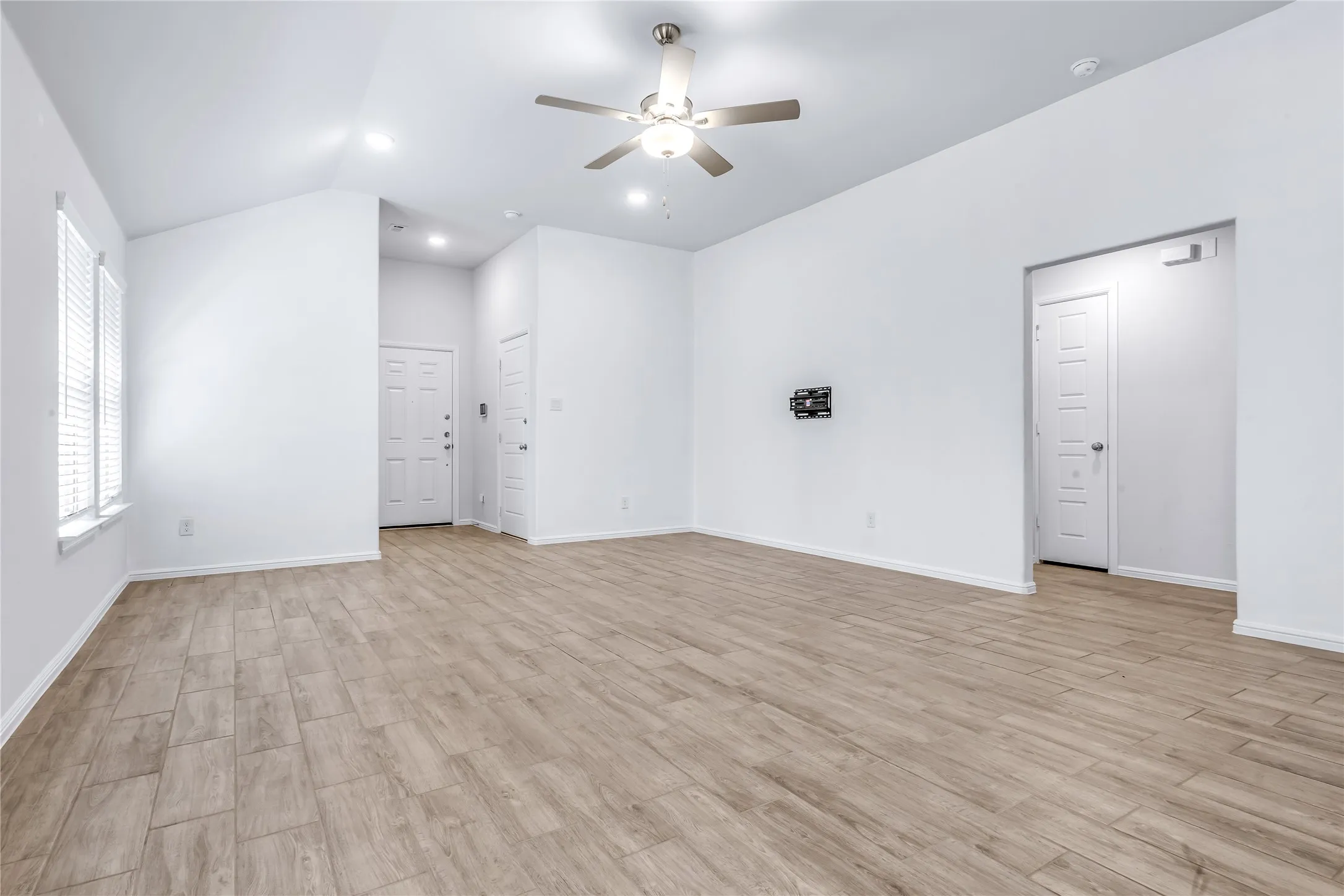 Single Family Residence For Sale in Dallas County , 1136 Aragon Trail, Mesquite, Texas 75149, 3 Bedroom, 2 Bathroom, 2 Garage spaces, 1,697 Sqft, built in 2023, mls#21378654, Real Estate Agent in Mesquite, Homes For Sale in Dallas county, Homes For Sale in Mesquite, Realtor in Mesquite Texas, Real Estate Brokerage Independent Realty Texas, Luminita Cordes Realtor