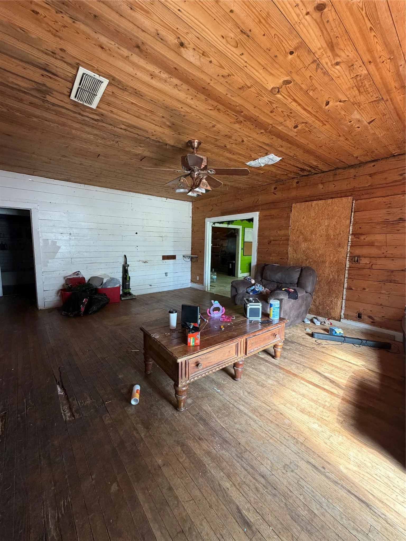Single Family Residence For Sale in Eastland County , 107 S Connellee Avenue, Eastland, Texas 76448, 3 Bedroom, 2 Bathroom, Garage spaces, 1,920 Sqft, built in 1945, mls#21376807, Real Estate Agent in Eastland, Homes For Sale in Eastland county, Homes For Sale in Eastland, Realtor in Eastland Texas, Real Estate Brokerage Independent Realty Texas, Luminita Cordes Realtor