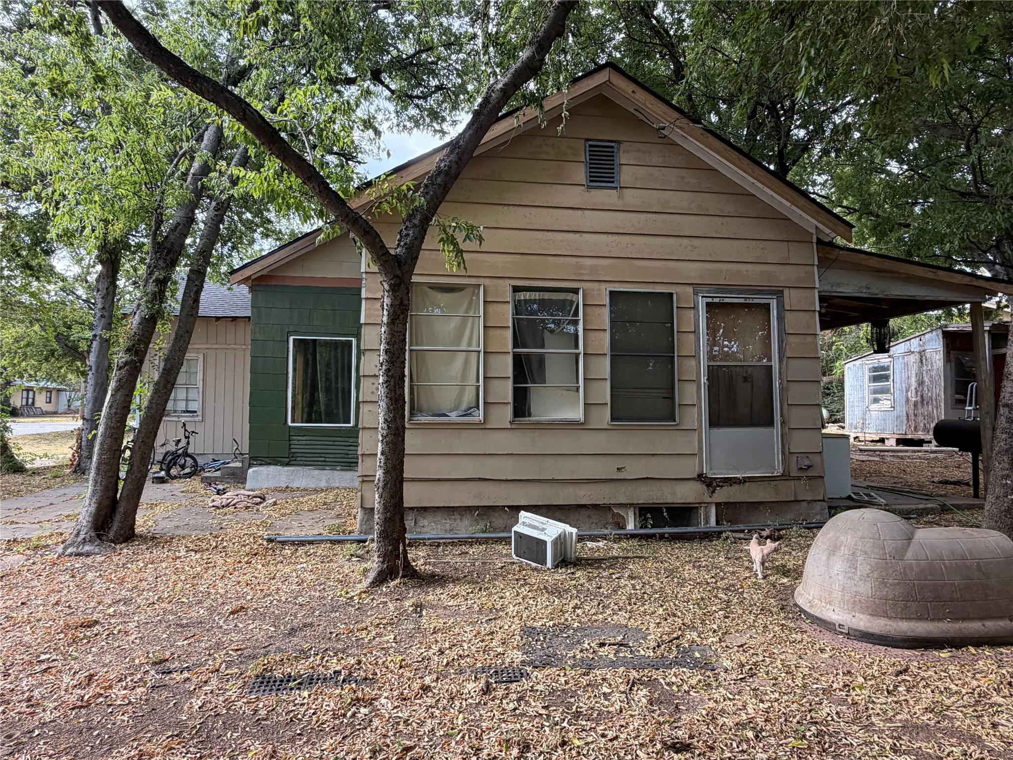 Single Family Residence For Sale in Eastland County , 107 S Connellee Avenue, Eastland, Texas 76448, 3 Bedroom, 2 Bathroom, Garage spaces, 1,920 Sqft, built in 1945, mls#21376807, Real Estate Agent in Eastland, Homes For Sale in Eastland county, Homes For Sale in Eastland, Realtor in Eastland Texas, Real Estate Brokerage Independent Realty Texas, Luminita Cordes Realtor