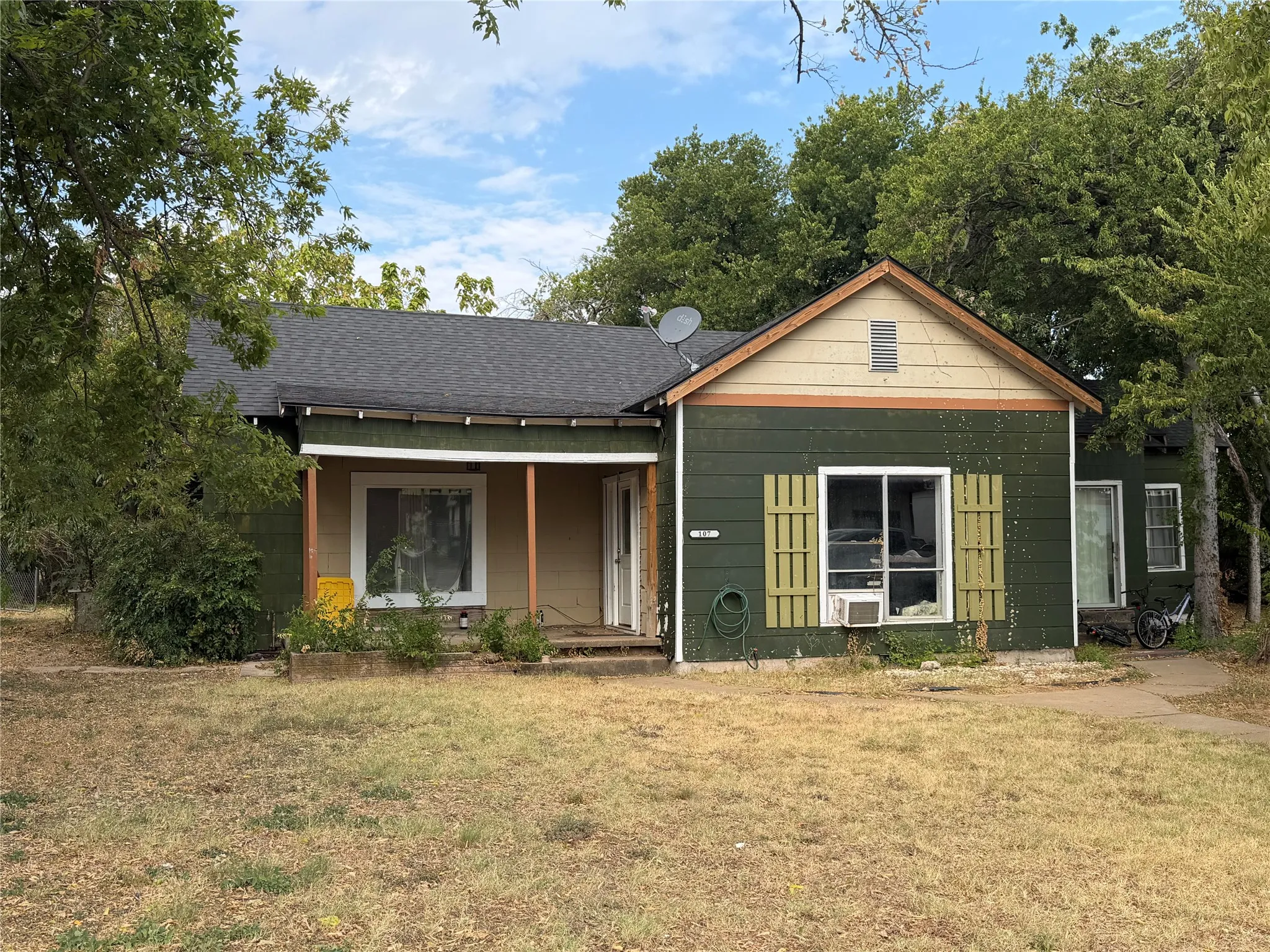 Single Family Residence For Sale in Eastland County , 107 S Connellee Avenue, Eastland, Texas 76448, 3 Bedroom, 2 Bathroom, Garage spaces, 1,920 Sqft, built in 1945, mls#21376807, Real Estate Agent in Eastland, Homes For Sale in Eastland county, Homes For Sale in Eastland, Realtor in Eastland Texas, Real Estate Brokerage Independent Realty Texas, Luminita Cordes Realtor