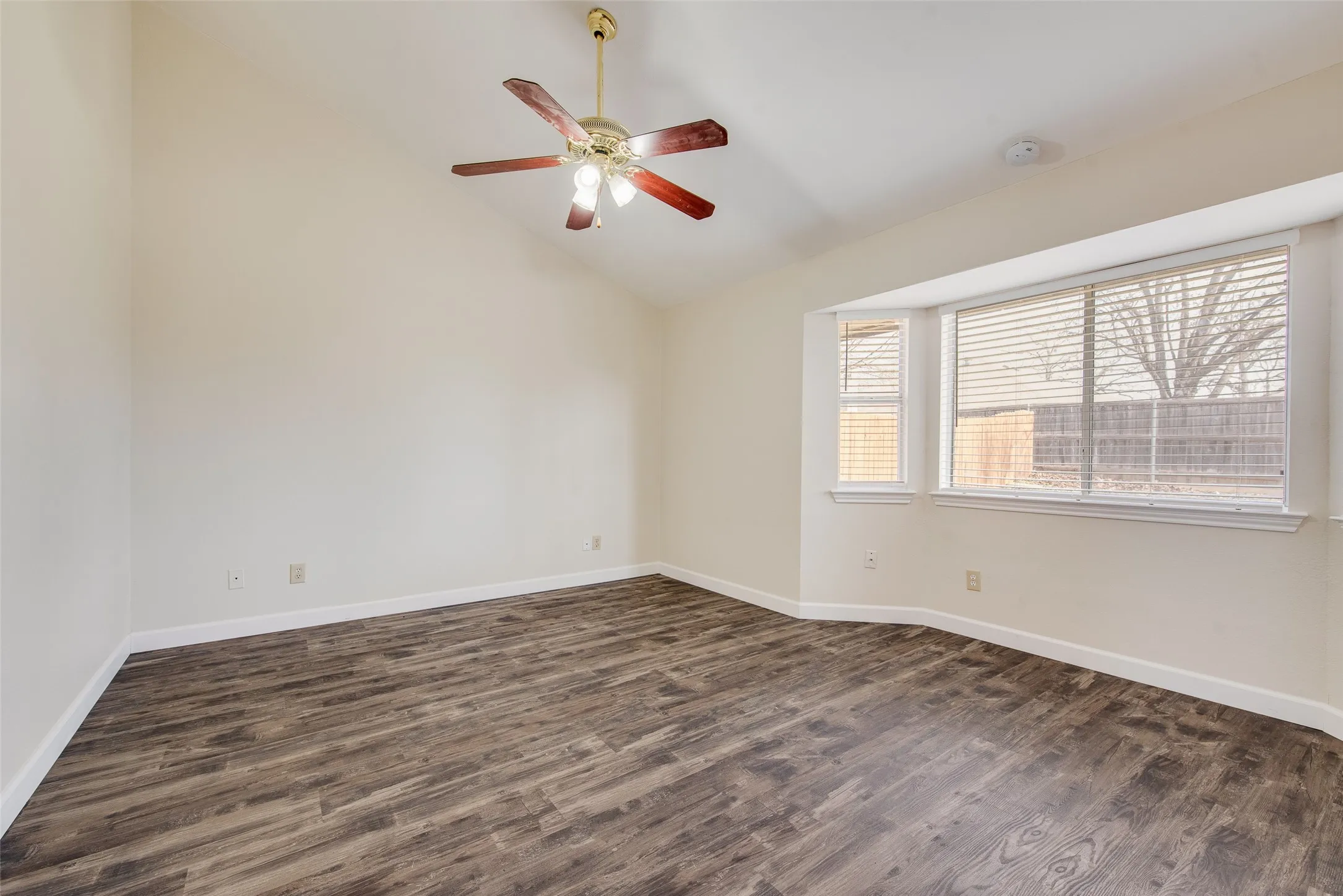 Single Family Residence For Rent in Denton County , 2126 Millwood Drive, Corinth, Texas 76210, 3 Bedroom, 2 Bathroom, 2 Garage spaces, 1,730 Sqft, built in 1989, mls#21378656, Real Estate Agent in Corinth, Homes For Rent in Denton county, Homes For Rent in Corinth, Realtor in Corinth Texas, Real Estate Brokerage Independent Realty Texas, Luminita Cordes Realtor