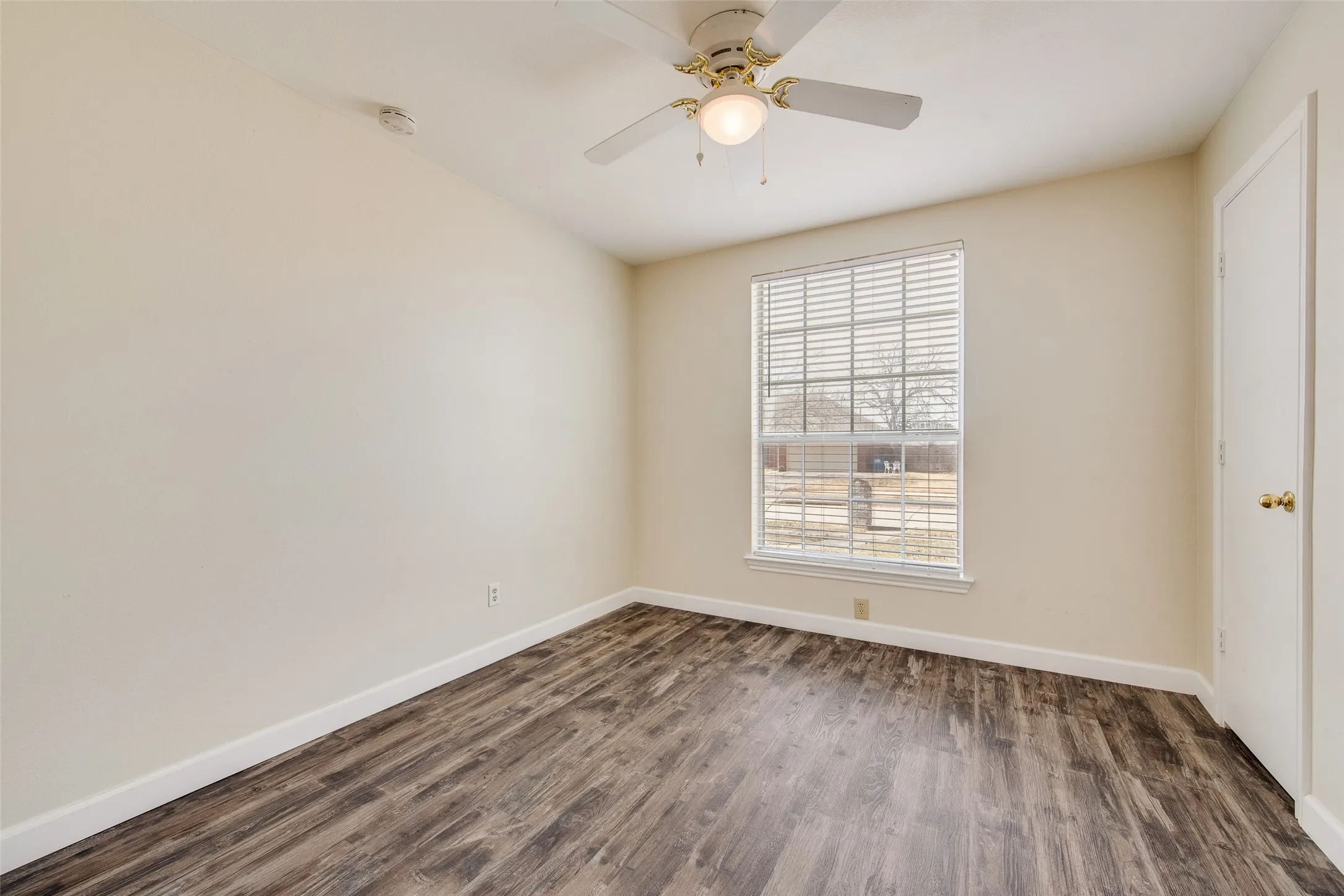 Single Family Residence For Rent in Denton County , 2126 Millwood Drive, Corinth, Texas 76210, 3 Bedroom, 2 Bathroom, 2 Garage spaces, 1,730 Sqft, built in 1989, mls#21378656, Real Estate Agent in Corinth, Homes For Rent in Denton county, Homes For Rent in Corinth, Realtor in Corinth Texas, Real Estate Brokerage Independent Realty Texas, Luminita Cordes Realtor