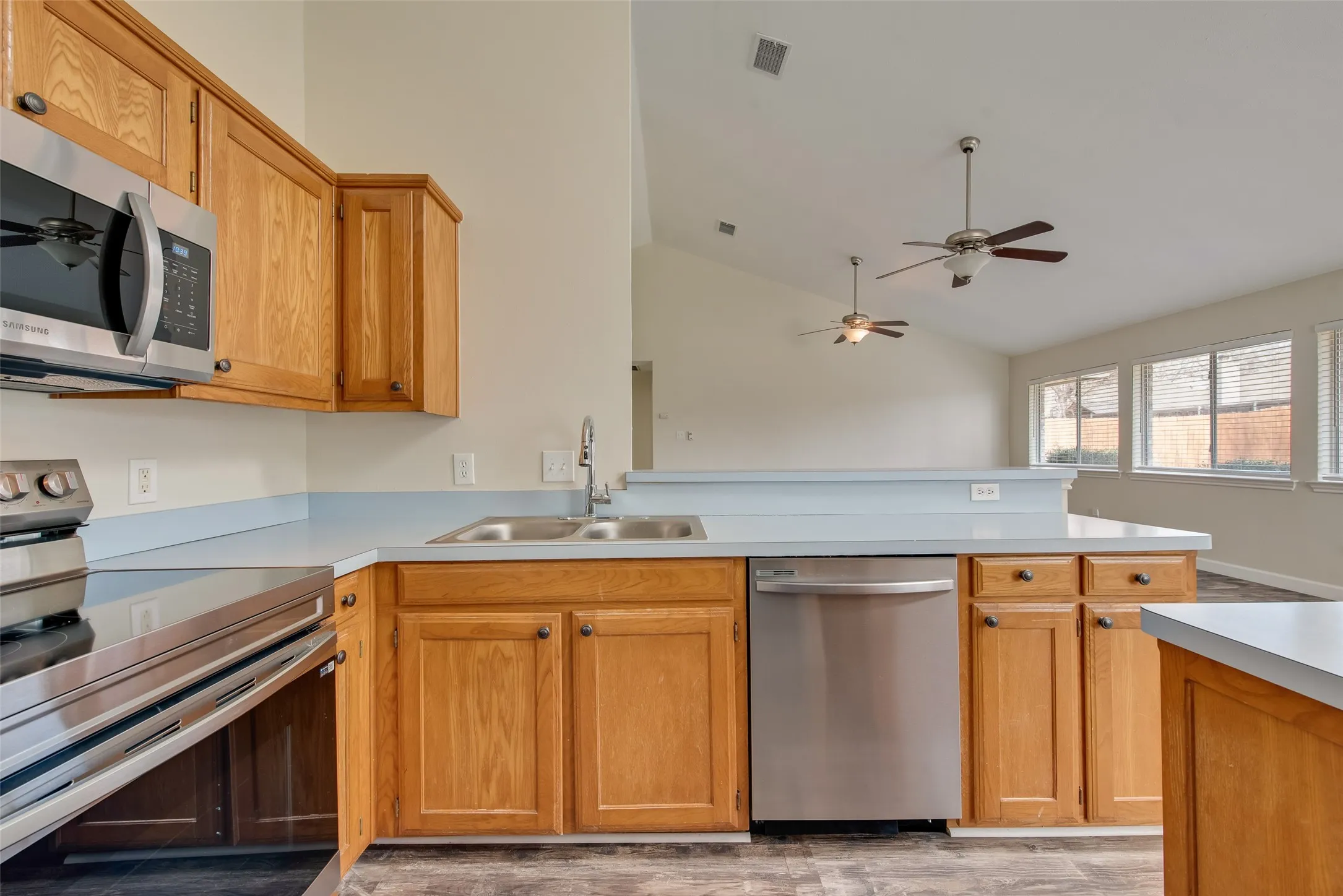 Single Family Residence For Rent in Denton County , 2126 Millwood Drive, Corinth, Texas 76210, 3 Bedroom, 2 Bathroom, 2 Garage spaces, 1,730 Sqft, built in 1989, mls#21378656, Real Estate Agent in Corinth, Homes For Rent in Denton county, Homes For Rent in Corinth, Realtor in Corinth Texas, Real Estate Brokerage Independent Realty Texas, Luminita Cordes Realtor