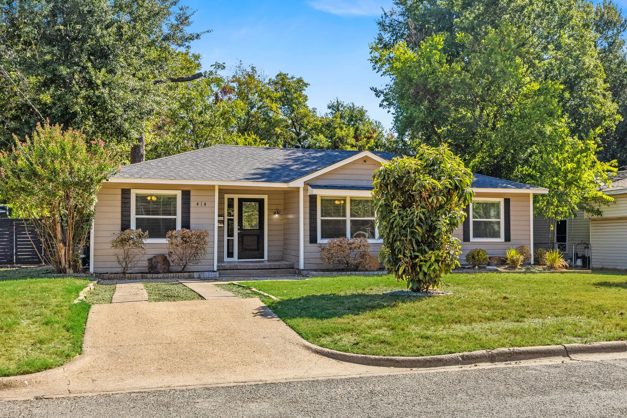 Single Family Residence For Sale in Kaufman County , 414 Maple Drive, Terrell, Texas 75160, 3 Bedroom, 2 Bathroom, Garage spaces, 1,648 Sqft, built in 1952, mls#21378271, Real Estate Agent in Terrell, Homes For Sale in Kaufman county, Homes For Sale in Terrell, Realtor in Terrell Texas, Real Estate Brokerage Independent Realty Texas, Luminita Cordes Realtor