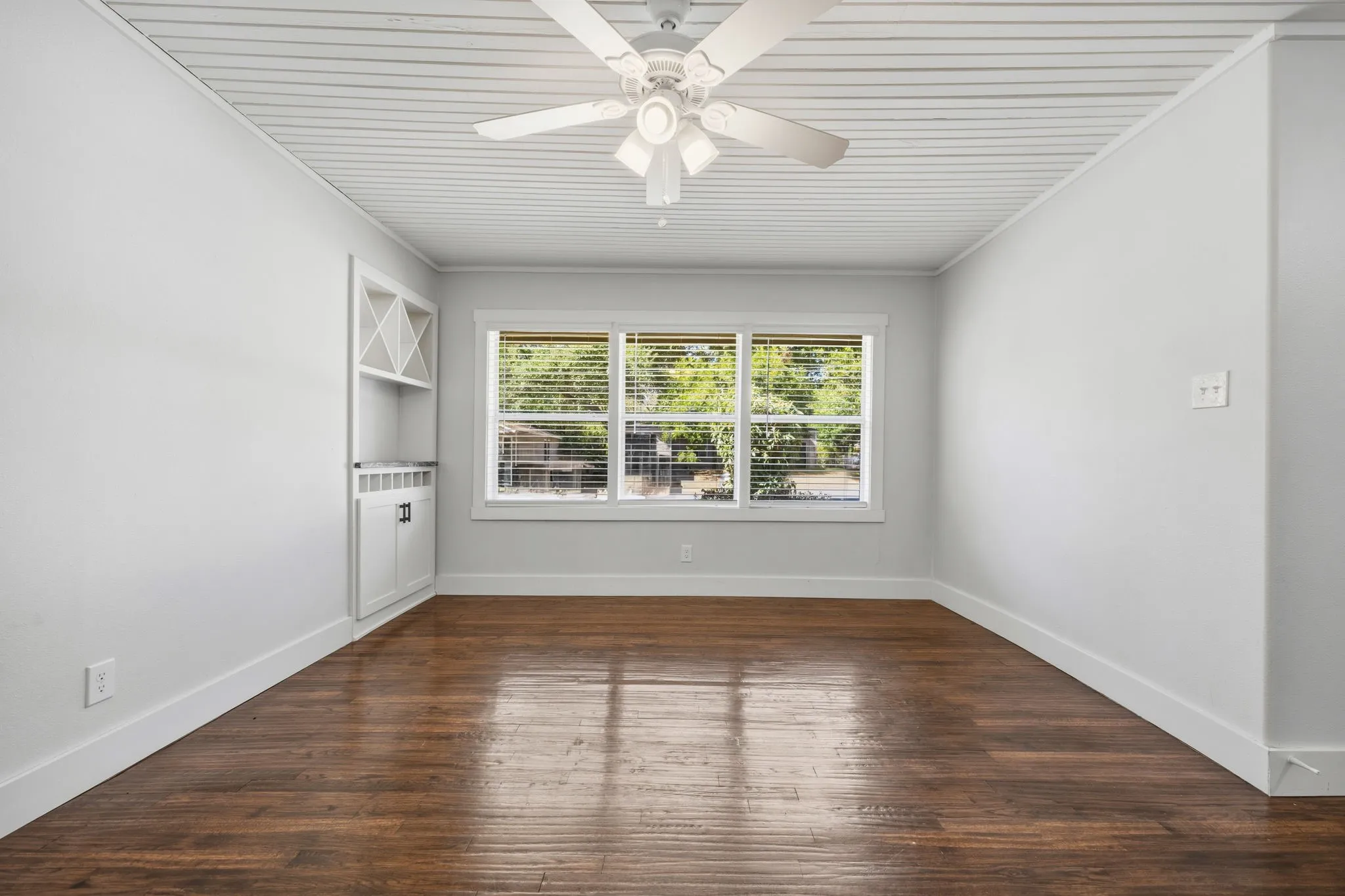 Single Family Residence For Sale in Kaufman County , 414 Maple Drive, Terrell, Texas 75160, 3 Bedroom, 2 Bathroom, Garage spaces, 1,648 Sqft, built in 1952, mls#21378271, Real Estate Agent in Terrell, Homes For Sale in Kaufman county, Homes For Sale in Terrell, Realtor in Terrell Texas, Real Estate Brokerage Independent Realty Texas, Luminita Cordes Realtor
