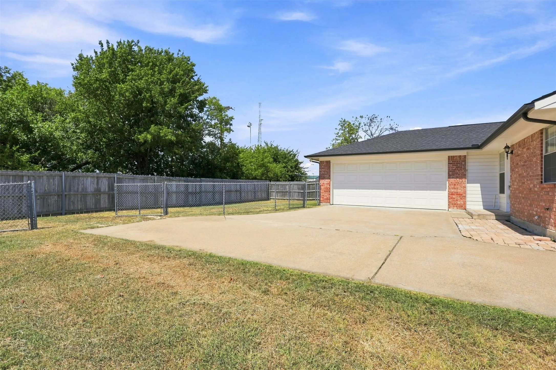 Single Family Residence For Sale in Hunt County , 6922 Sayle Street, Greenville, Texas 75402, 3 Bedroom, 2 Bathroom, 2 Garage spaces, 1,270 Sqft, built in 2003, mls#21378650, Real Estate Agent in Greenville, Homes For Sale in Hunt county, Homes For Sale in Greenville, Realtor in Greenville Texas, Real Estate Brokerage Independent Realty Texas, Luminita Cordes Realtor