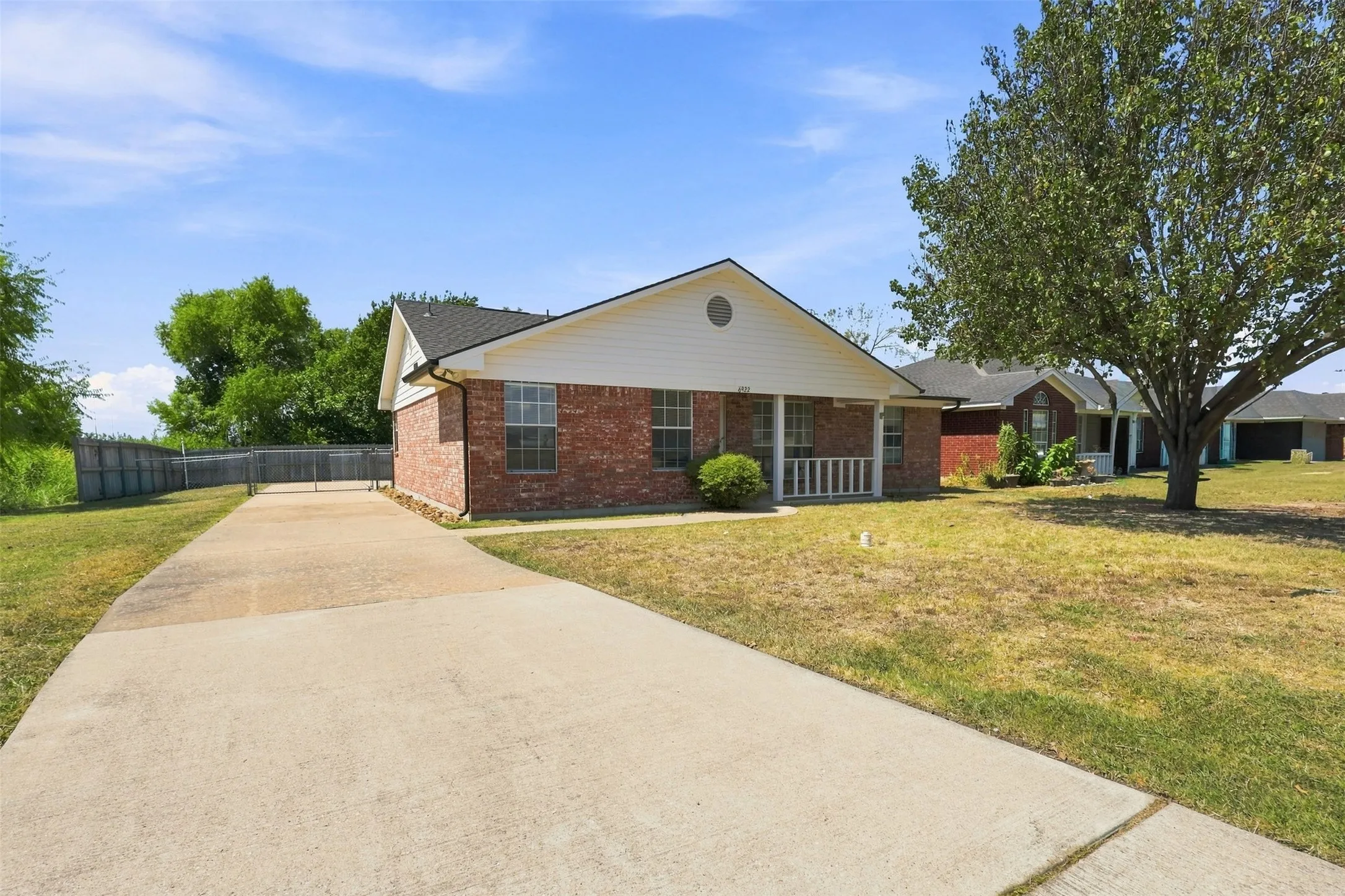 Single Family Residence For Sale in Hunt County , 6922 Sayle Street, Greenville, Texas 75402, 3 Bedroom, 2 Bathroom, 2 Garage spaces, 1,270 Sqft, built in 2003, mls#21378650, Real Estate Agent in Greenville, Homes For Sale in Hunt county, Homes For Sale in Greenville, Realtor in Greenville Texas, Real Estate Brokerage Independent Realty Texas, Luminita Cordes Realtor