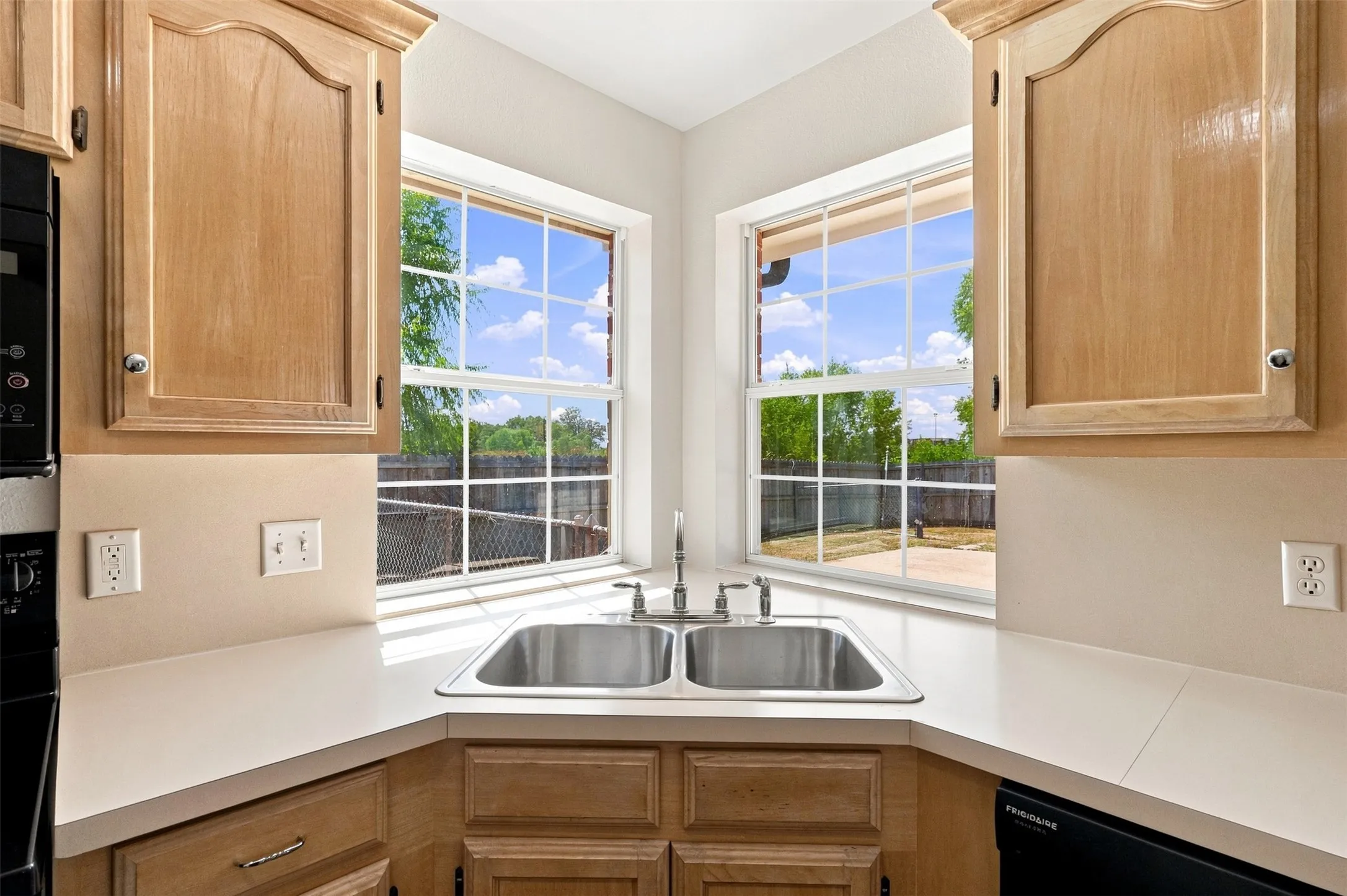 Single Family Residence For Sale in Hunt County , 6922 Sayle Street, Greenville, Texas 75402, 3 Bedroom, 2 Bathroom, 2 Garage spaces, 1,270 Sqft, built in 2003, mls#21378650, Real Estate Agent in Greenville, Homes For Sale in Hunt county, Homes For Sale in Greenville, Realtor in Greenville Texas, Real Estate Brokerage Independent Realty Texas, Luminita Cordes Realtor