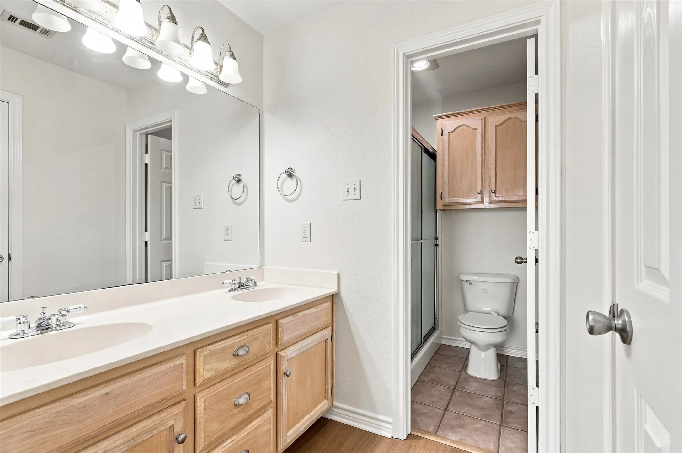 Single Family Residence For Sale in Hunt County , 6922 Sayle Street, Greenville, Texas 75402, 3 Bedroom, 2 Bathroom, 2 Garage spaces, 1,270 Sqft, built in 2003, mls#21378650, Real Estate Agent in Greenville, Homes For Sale in Hunt county, Homes For Sale in Greenville, Realtor in Greenville Texas, Real Estate Brokerage Independent Realty Texas, Luminita Cordes Realtor