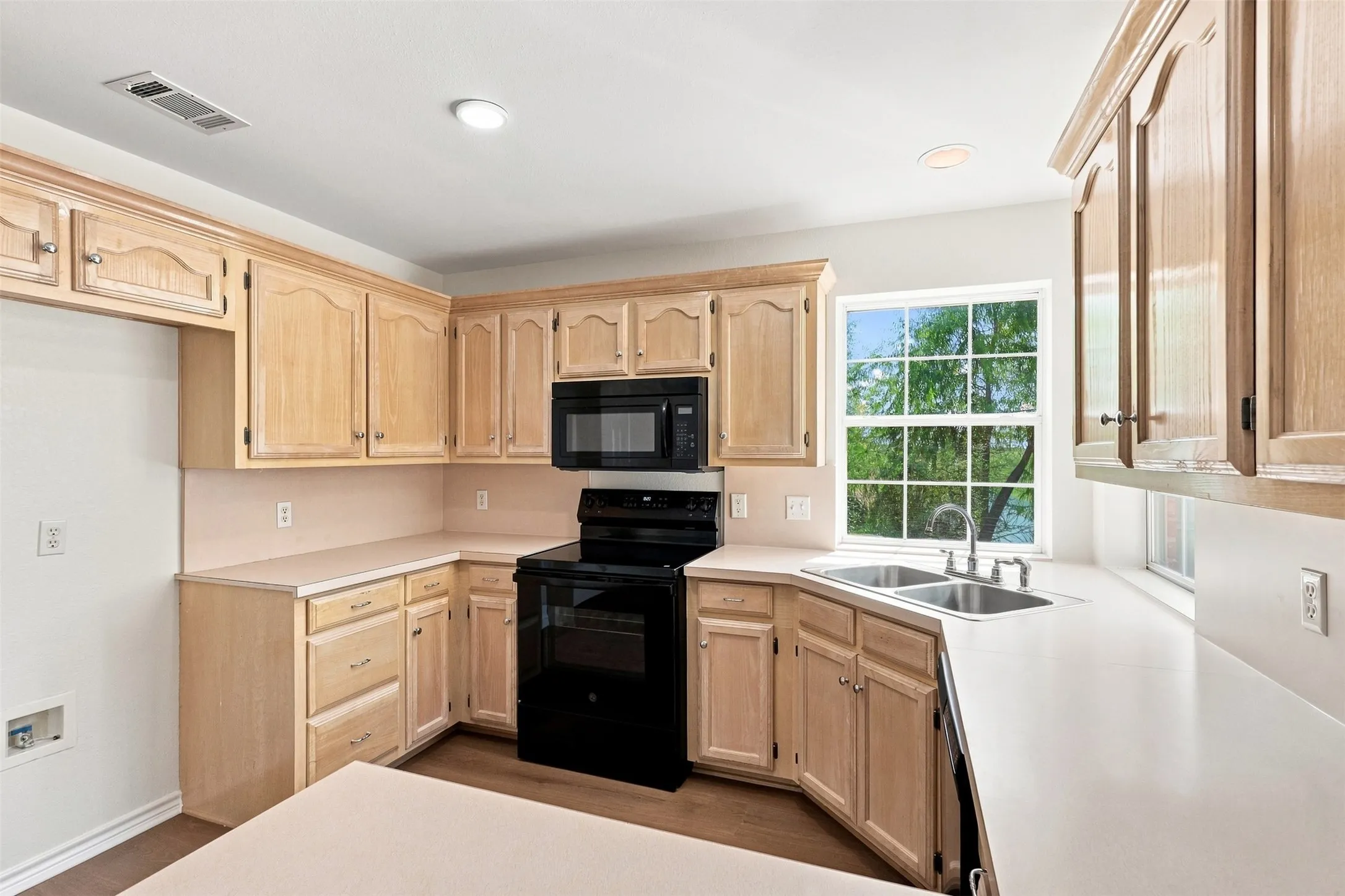 Single Family Residence For Sale in Hunt County , 6922 Sayle Street, Greenville, Texas 75402, 3 Bedroom, 2 Bathroom, 2 Garage spaces, 1,270 Sqft, built in 2003, mls#21378650, Real Estate Agent in Greenville, Homes For Sale in Hunt county, Homes For Sale in Greenville, Realtor in Greenville Texas, Real Estate Brokerage Independent Realty Texas, Luminita Cordes Realtor