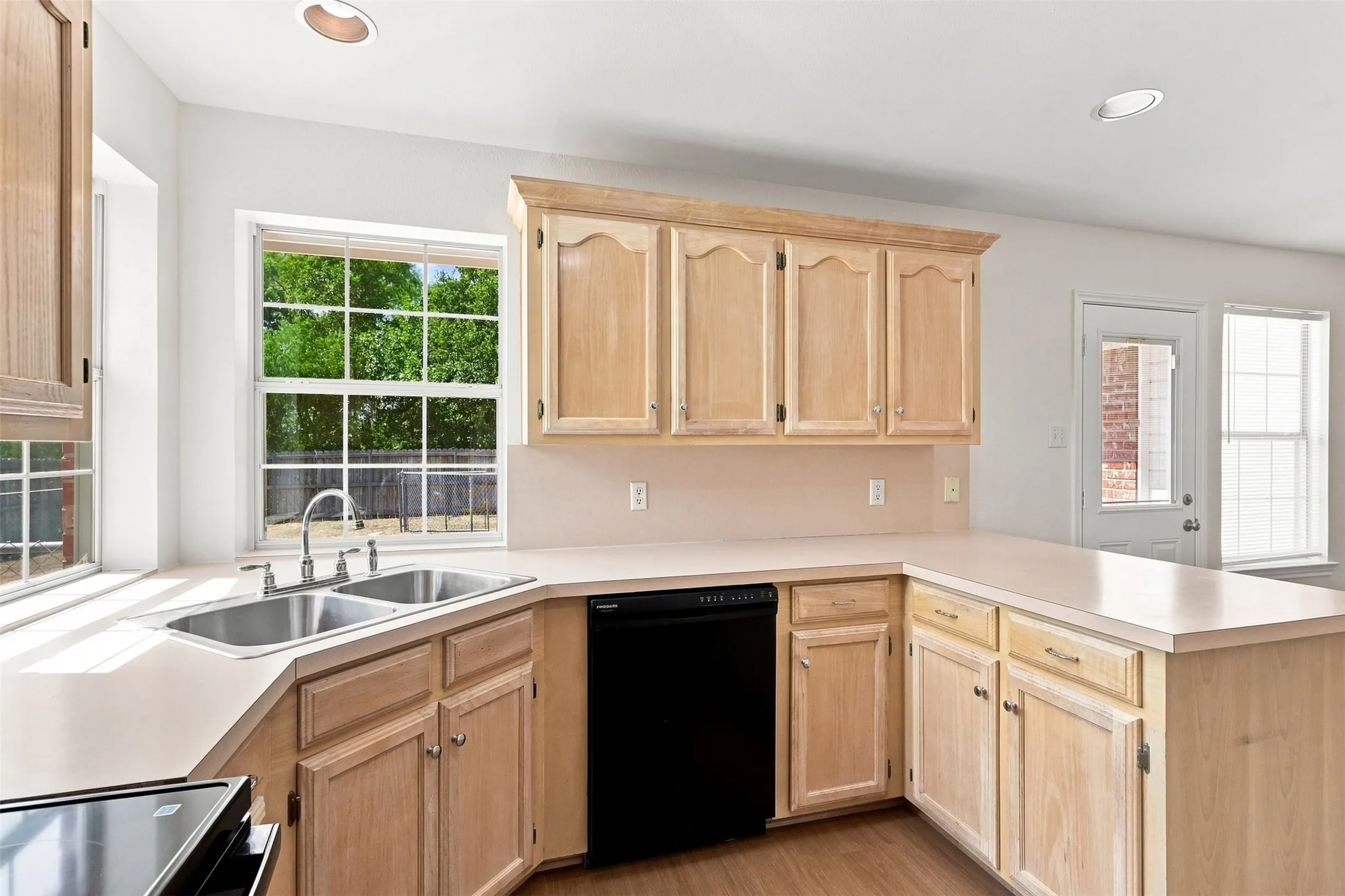 Single Family Residence For Sale in Hunt County , 6922 Sayle Street, Greenville, Texas 75402, 3 Bedroom, 2 Bathroom, 2 Garage spaces, 1,270 Sqft, built in 2003, mls#21378650, Real Estate Agent in Greenville, Homes For Sale in Hunt county, Homes For Sale in Greenville, Realtor in Greenville Texas, Real Estate Brokerage Independent Realty Texas, Luminita Cordes Realtor
