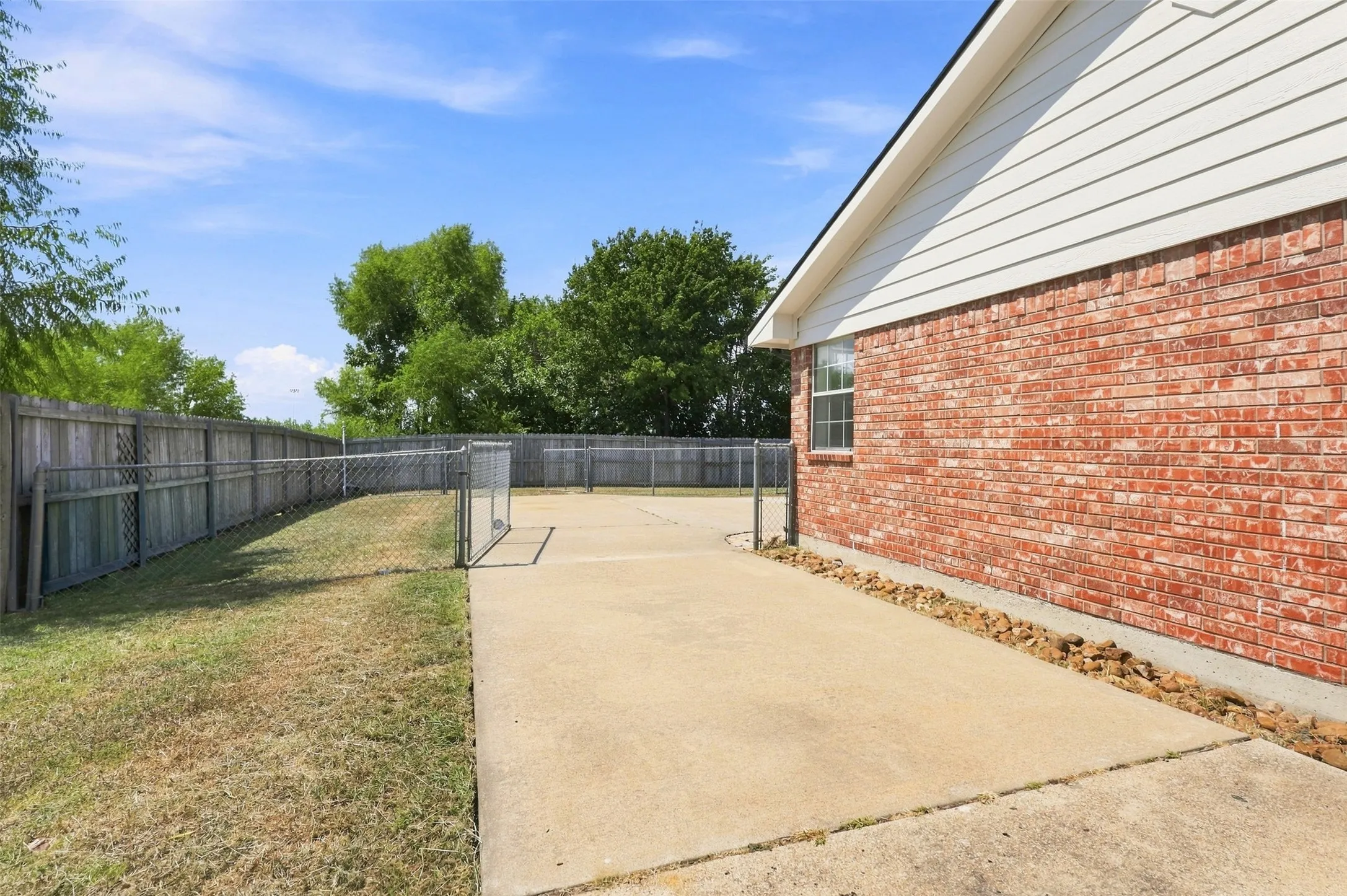 Single Family Residence For Sale in Hunt County , 6922 Sayle Street, Greenville, Texas 75402, 3 Bedroom, 2 Bathroom, 2 Garage spaces, 1,270 Sqft, built in 2003, mls#21378650, Real Estate Agent in Greenville, Homes For Sale in Hunt county, Homes For Sale in Greenville, Realtor in Greenville Texas, Real Estate Brokerage Independent Realty Texas, Luminita Cordes Realtor