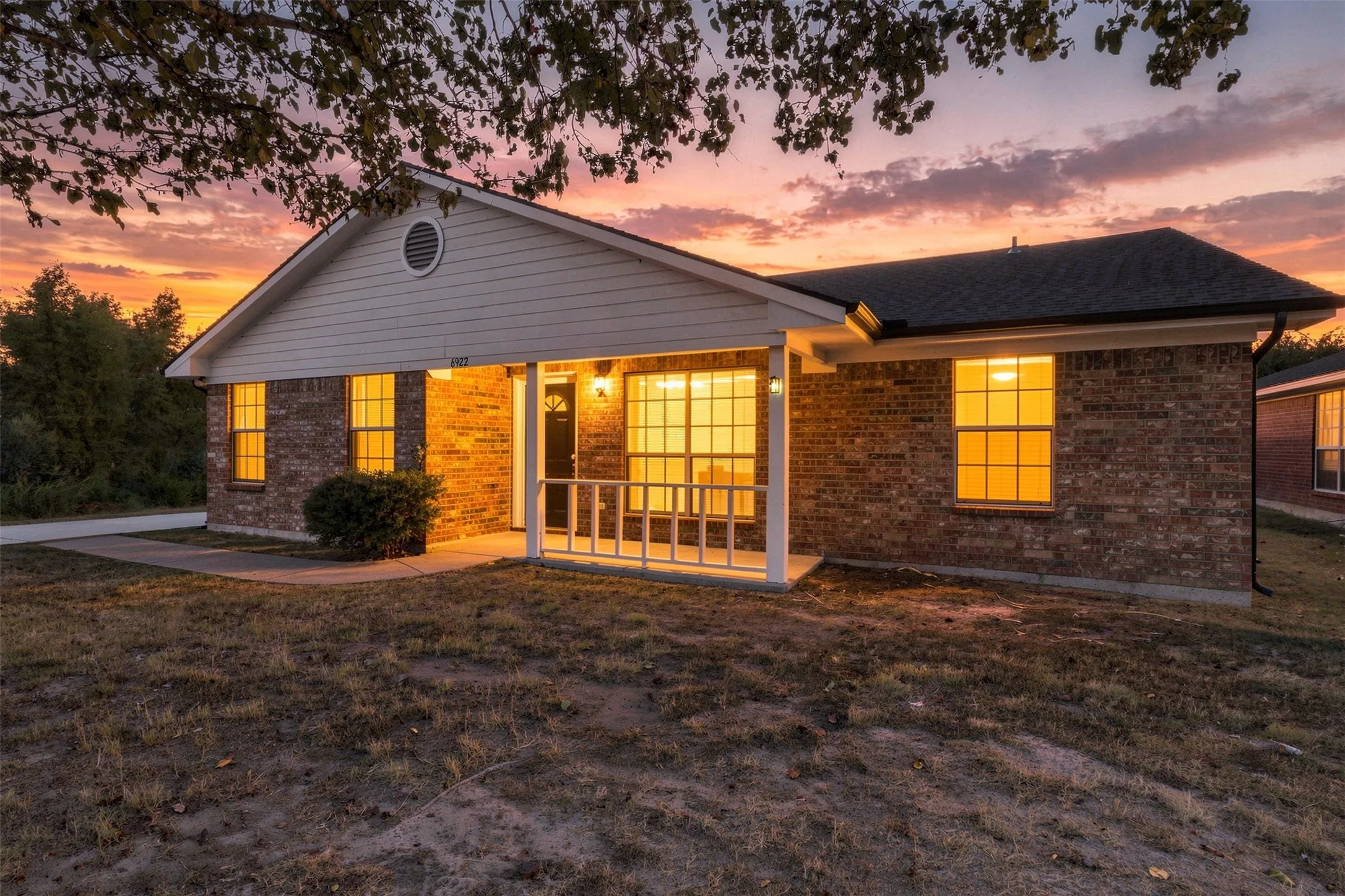Single Family Residence For Sale in Hunt County , 6922 Sayle Street, Greenville, Texas 75402, 3 Bedroom, 2 Bathroom, 2 Garage spaces, 1,270 Sqft, built in 2003, mls#21378650, Real Estate Agent in Greenville, Homes For Sale in Hunt county, Homes For Sale in Greenville, Realtor in Greenville Texas, Real Estate Brokerage Independent Realty Texas, Luminita Cordes Realtor