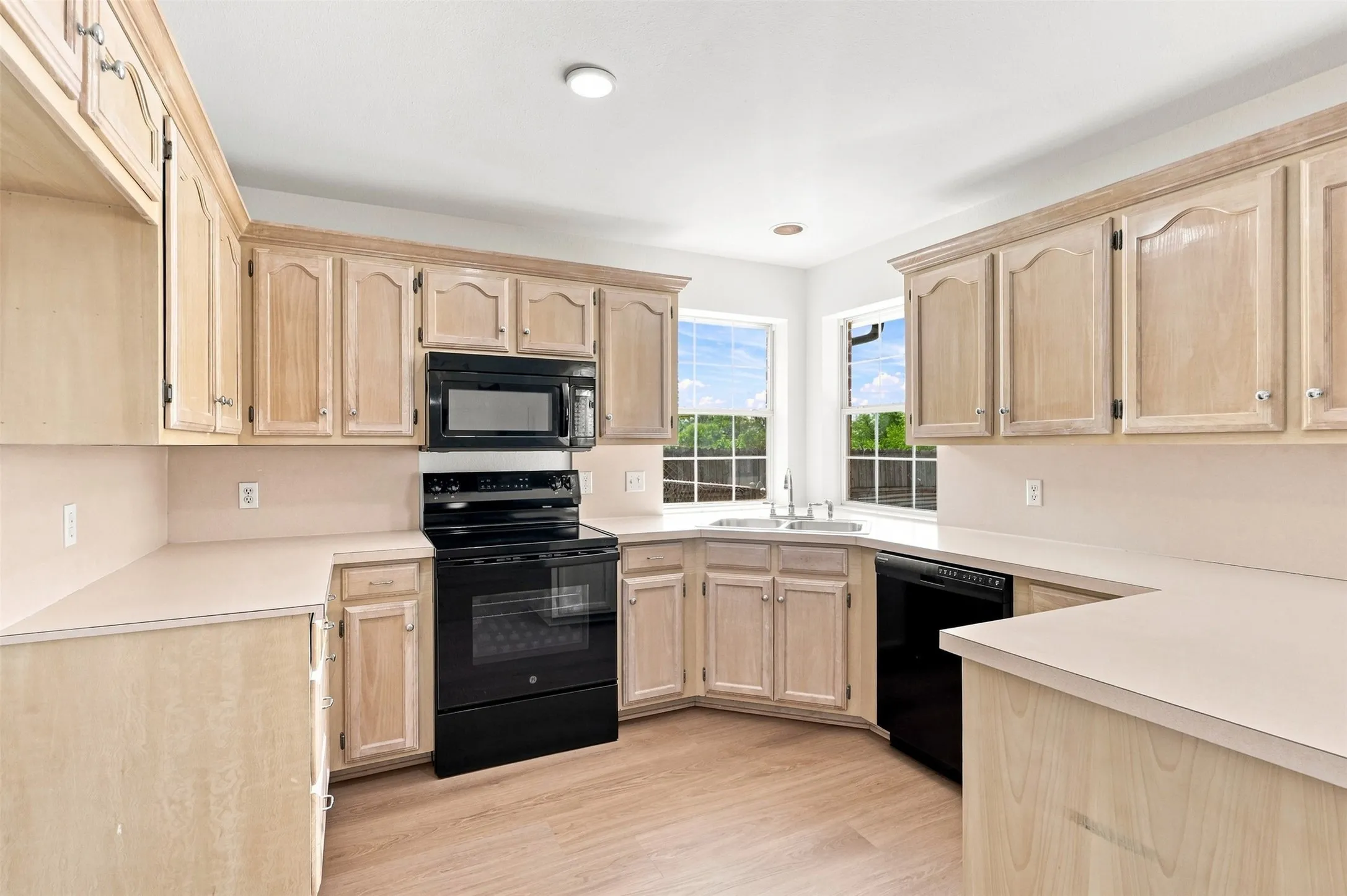 Single Family Residence For Sale in Hunt County , 6922 Sayle Street, Greenville, Texas 75402, 3 Bedroom, 2 Bathroom, 2 Garage spaces, 1,270 Sqft, built in 2003, mls#21378650, Real Estate Agent in Greenville, Homes For Sale in Hunt county, Homes For Sale in Greenville, Realtor in Greenville Texas, Real Estate Brokerage Independent Realty Texas, Luminita Cordes Realtor