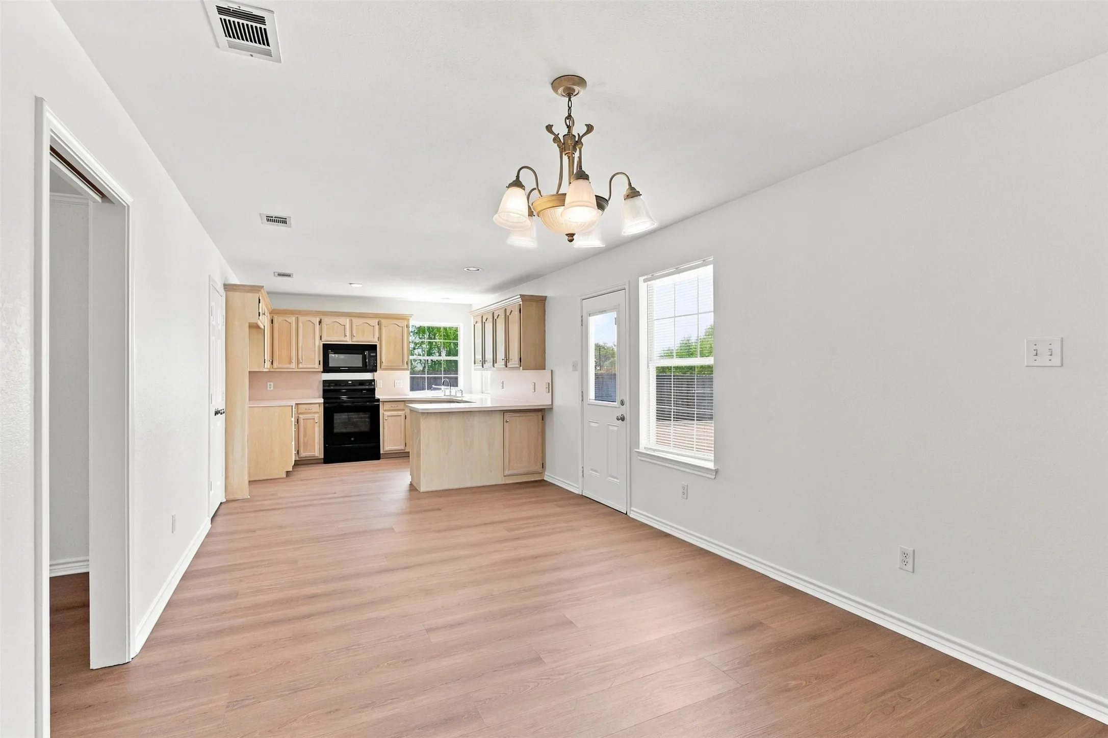 Single Family Residence For Sale in Hunt County , 6922 Sayle Street, Greenville, Texas 75402, 3 Bedroom, 2 Bathroom, 2 Garage spaces, 1,270 Sqft, built in 2003, mls#21378650, Real Estate Agent in Greenville, Homes For Sale in Hunt county, Homes For Sale in Greenville, Realtor in Greenville Texas, Real Estate Brokerage Independent Realty Texas, Luminita Cordes Realtor