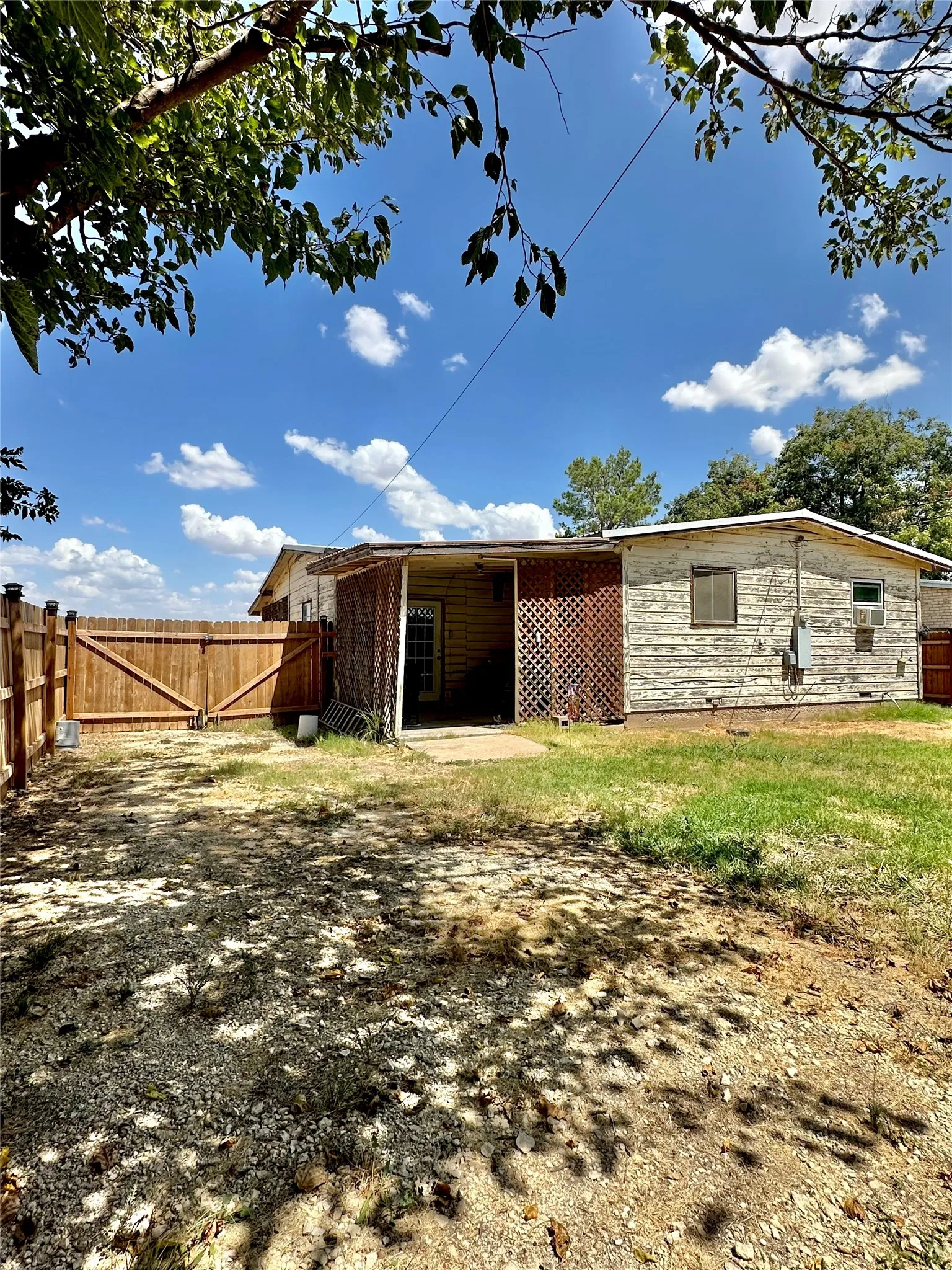 Single Family Residence For Sale in Runnels County , 1133 W Parsonage Street, Winters, Texas 79567, 3 Bedroom, 1 Bathroom, Garage spaces, 1,056 Sqft, built in 1960, mls#21378670, Real Estate Agent in Winters, Homes For Sale in Runnels county, Homes For Sale in Winters, Realtor in Winters Texas, Real Estate Brokerage Independent Realty Texas, Luminita Cordes Realtor