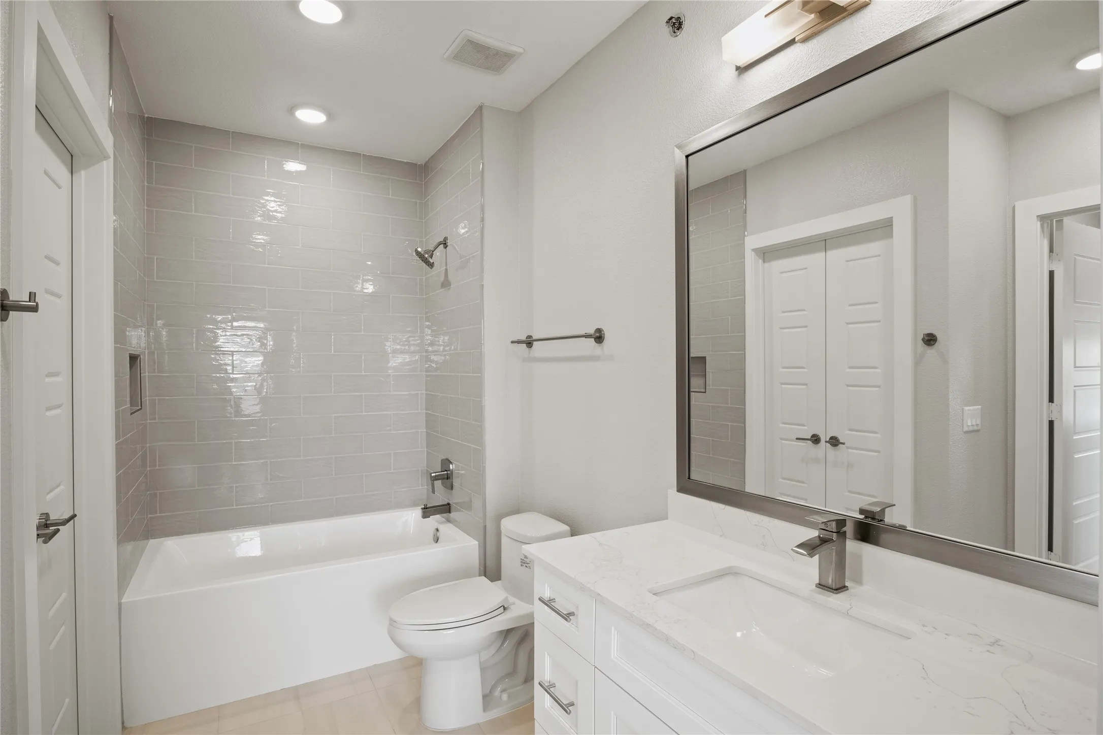 Apartment For Rent in Tarrant County , 2721 Wingate Street 201, Fort Worth, Texas 76107, 1 Bedroom, 1 Bathroom, Garage spaces, 823 Sqft, built in 2019, mls#21378677, Real Estate Agent in Fort Worth, Homes For Rent in Tarrant county, Homes For Rent in Fort Worth, Realtor in Fort Worth Texas, Real Estate Brokerage Independent Realty Texas, Luminita Cordes Realtor