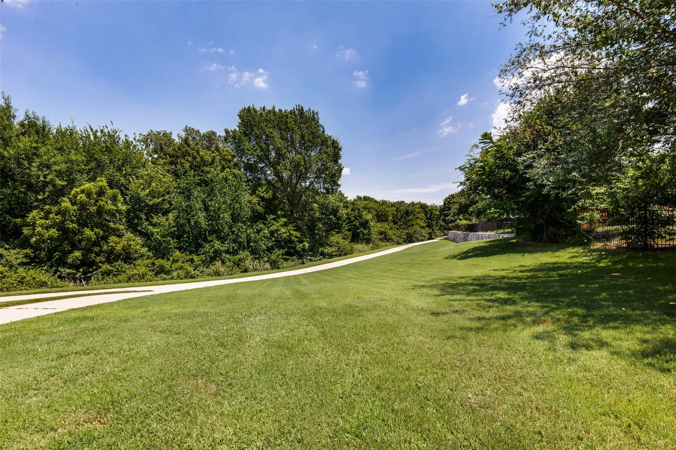 Single Family Residence For Sale in Collin County , 2205 Killarney Drive, Mc Kinney, Texas 75072, 4 Bedroom, 3 Bathroom, 2 Garage spaces, 1,945 Sqft, built in 2000, mls#21378675, Real Estate Agent in Mc Kinney, Homes For Sale in Collin county, Homes For Sale in Mc Kinney, Realtor in Mc Kinney Texas, Real Estate Brokerage Independent Realty Texas, Luminita Cordes Realtor