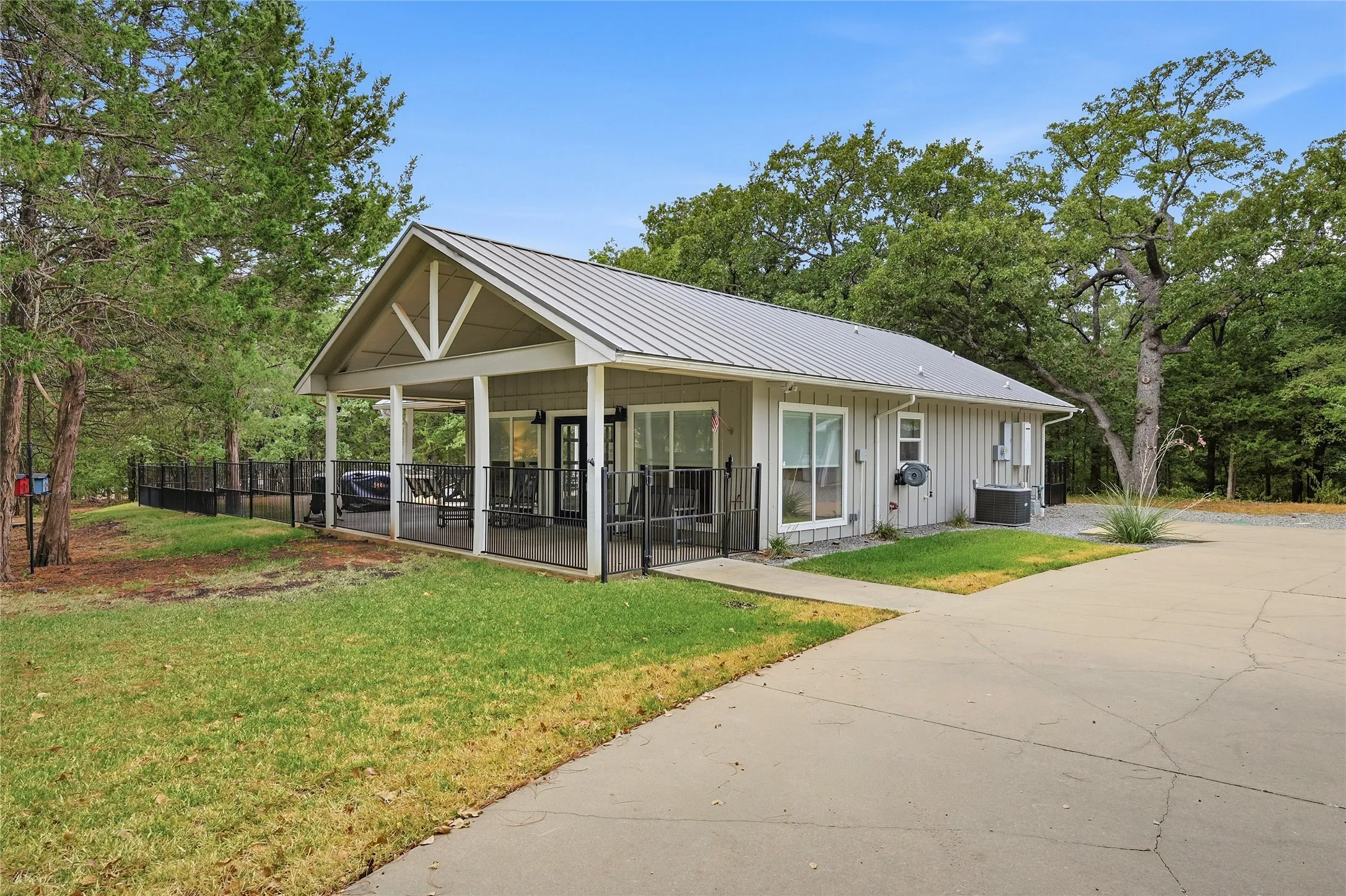 Single Family Residence For Sale in Grayson County , 10 Holland, Pottsboro, Texas 75076, 1 Bedroom, 1 Bathroom, Garage spaces, 1,008 Sqft, built in 2013, mls#21378495, Real Estate Agent in Pottsboro, Homes For Sale in Grayson county, Homes For Sale in Pottsboro, Realtor in Pottsboro Texas, Real Estate Brokerage Independent Realty Texas, Luminita Cordes Realtor