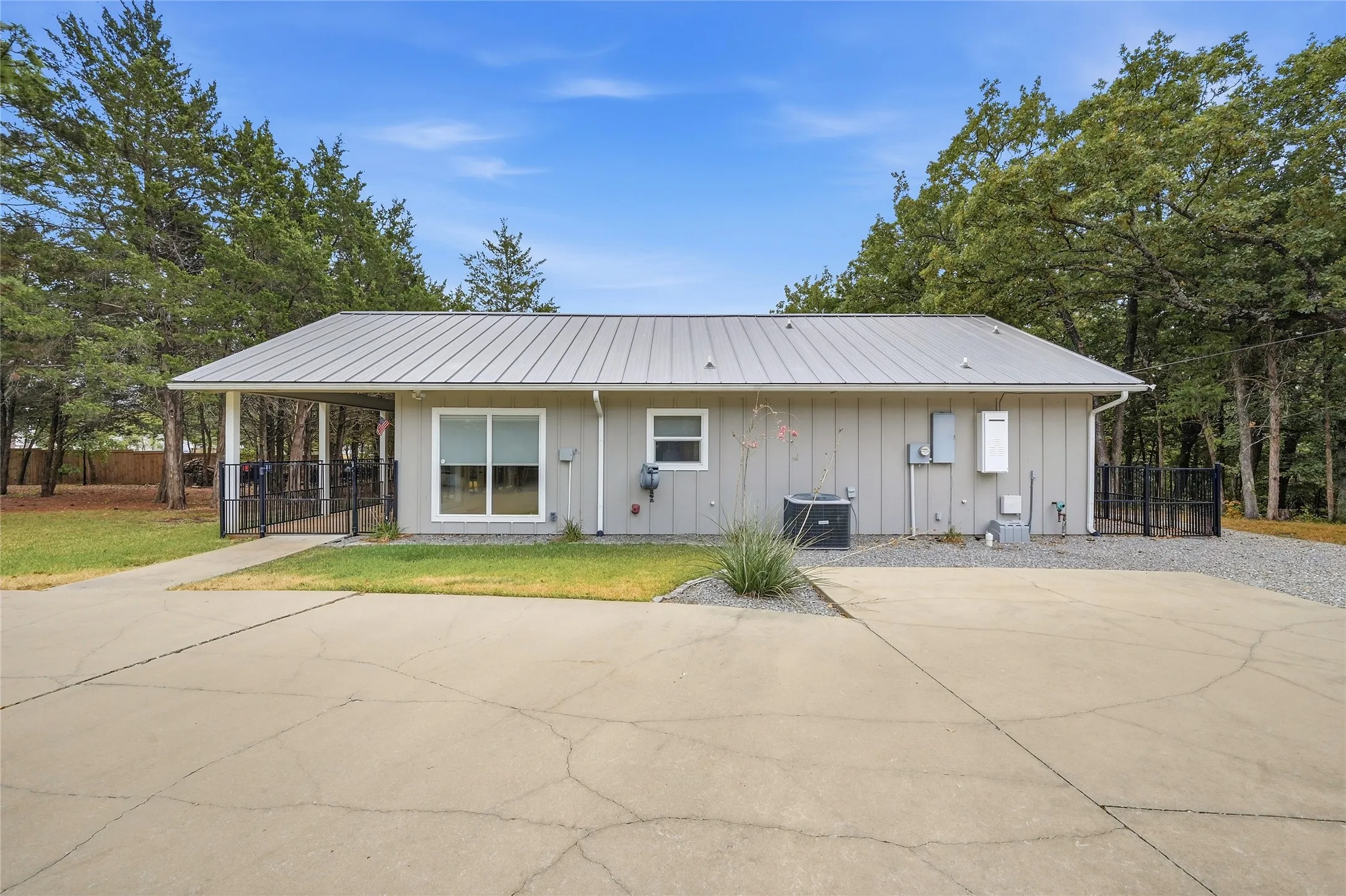 Single Family Residence For Sale in Grayson County , 10 Holland, Pottsboro, Texas 75076, 1 Bedroom, 1 Bathroom, Garage spaces, 1,008 Sqft, built in 2013, mls#21378495, Real Estate Agent in Pottsboro, Homes For Sale in Grayson county, Homes For Sale in Pottsboro, Realtor in Pottsboro Texas, Real Estate Brokerage Independent Realty Texas, Luminita Cordes Realtor