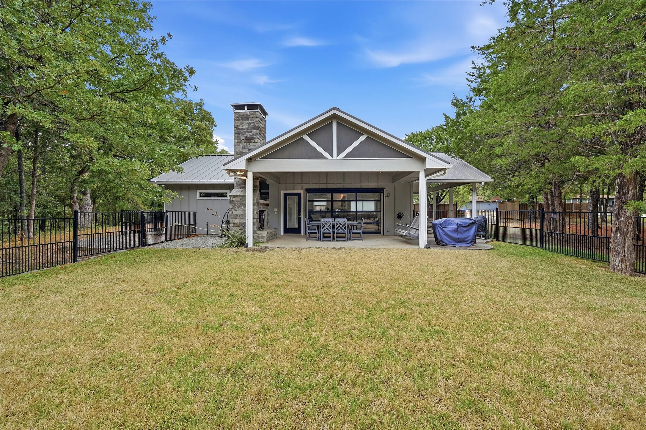 Single Family Residence For Sale in Grayson County , 10 Holland, Pottsboro, Texas 75076, 1 Bedroom, 1 Bathroom, Garage spaces, 1,008 Sqft, built in 2013, mls#21378495, Real Estate Agent in Pottsboro, Homes For Sale in Grayson county, Homes For Sale in Pottsboro, Realtor in Pottsboro Texas, Real Estate Brokerage Independent Realty Texas, Luminita Cordes Realtor