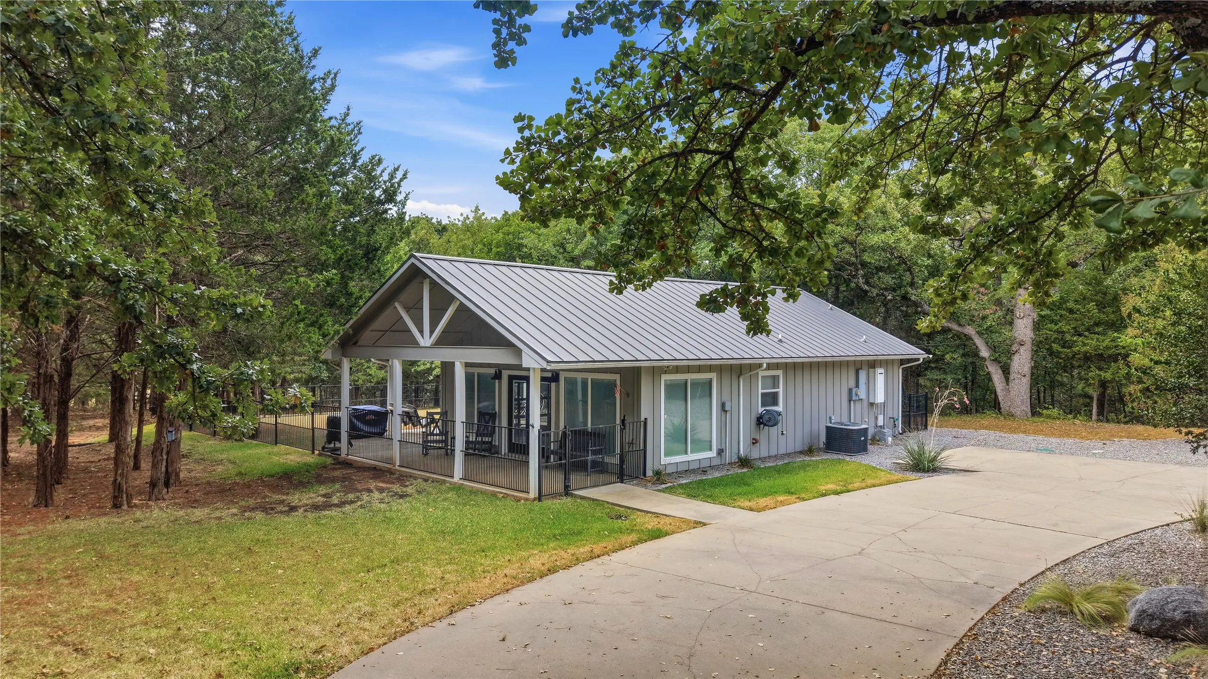 Single Family Residence For Sale in Grayson County , 10 Holland, Pottsboro, Texas 75076, 1 Bedroom, 1 Bathroom, Garage spaces, 1,008 Sqft, built in 2013, mls#21378495, Real Estate Agent in Pottsboro, Homes For Sale in Grayson county, Homes For Sale in Pottsboro, Realtor in Pottsboro Texas, Real Estate Brokerage Independent Realty Texas, Luminita Cordes Realtor