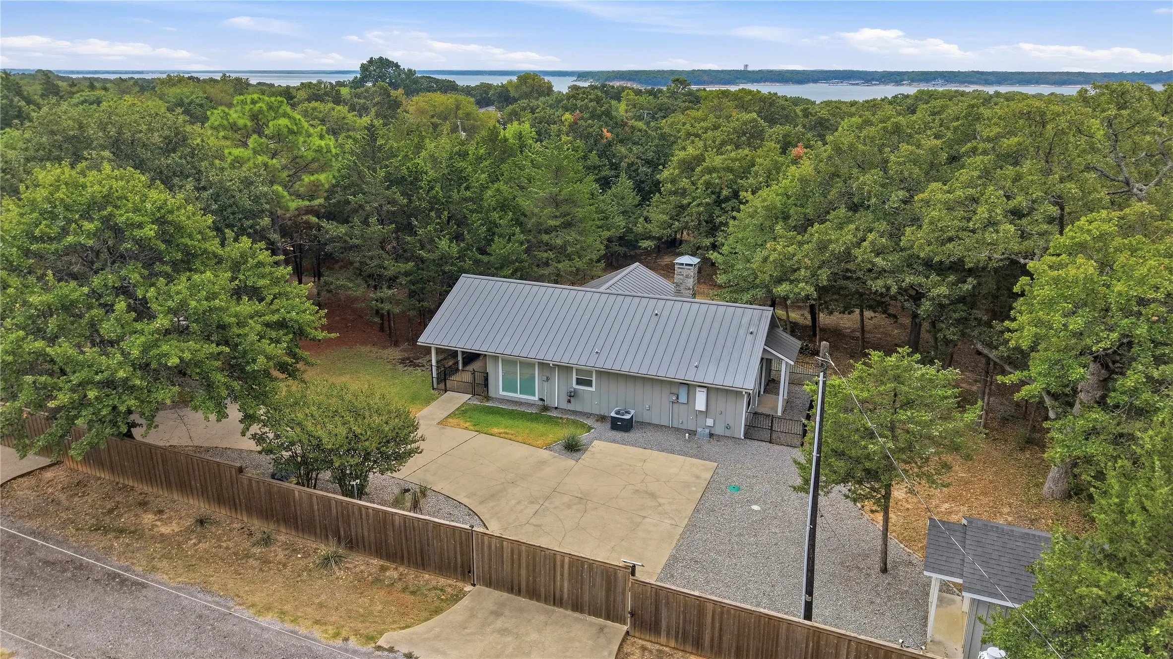 Single Family Residence For Sale in Grayson County , 10 Holland, Pottsboro, Texas 75076, 1 Bedroom, 1 Bathroom, Garage spaces, 1,008 Sqft, built in 2013, mls#21378495, Real Estate Agent in Pottsboro, Homes For Sale in Grayson county, Homes For Sale in Pottsboro, Realtor in Pottsboro Texas, Real Estate Brokerage Independent Realty Texas, Luminita Cordes Realtor