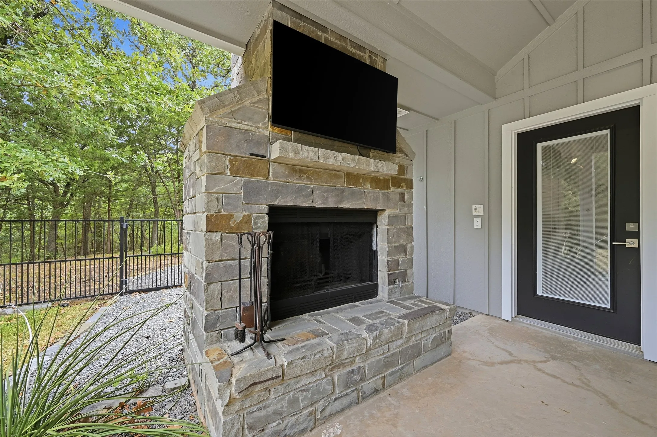Single Family Residence For Sale in Grayson County , 10 Holland, Pottsboro, Texas 75076, 1 Bedroom, 1 Bathroom, Garage spaces, 1,008 Sqft, built in 2013, mls#21378495, Real Estate Agent in Pottsboro, Homes For Sale in Grayson county, Homes For Sale in Pottsboro, Realtor in Pottsboro Texas, Real Estate Brokerage Independent Realty Texas, Luminita Cordes Realtor