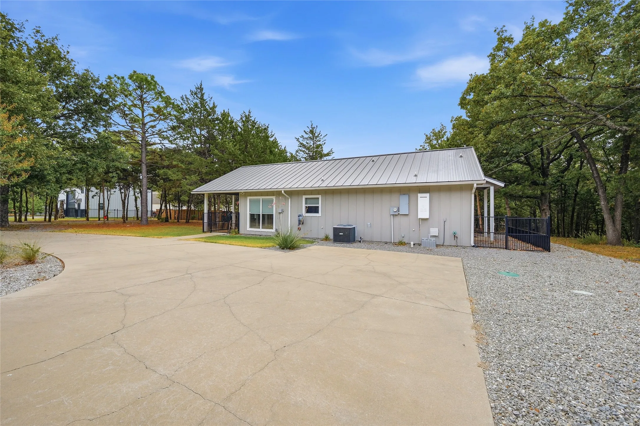 Single Family Residence For Sale in Grayson County , 10 Holland, Pottsboro, Texas 75076, 1 Bedroom, 1 Bathroom, Garage spaces, 1,008 Sqft, built in 2013, mls#21378495, Real Estate Agent in Pottsboro, Homes For Sale in Grayson county, Homes For Sale in Pottsboro, Realtor in Pottsboro Texas, Real Estate Brokerage Independent Realty Texas, Luminita Cordes Realtor