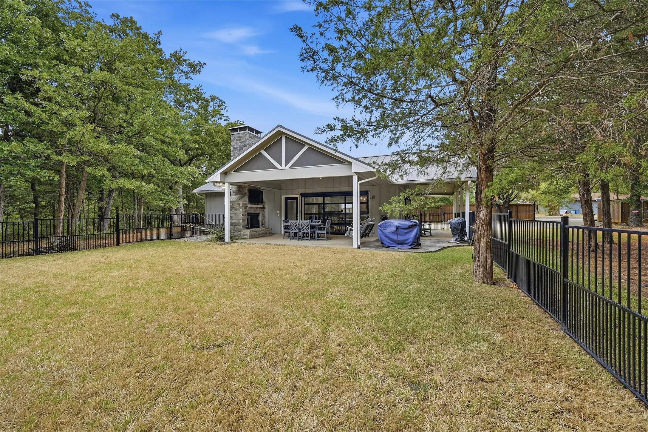 Single Family Residence For Sale in Grayson County , 10 Holland, Pottsboro, Texas 75076, 1 Bedroom, 1 Bathroom, Garage spaces, 1,008 Sqft, built in 2013, mls#21378495, Real Estate Agent in Pottsboro, Homes For Sale in Grayson county, Homes For Sale in Pottsboro, Realtor in Pottsboro Texas, Real Estate Brokerage Independent Realty Texas, Luminita Cordes Realtor