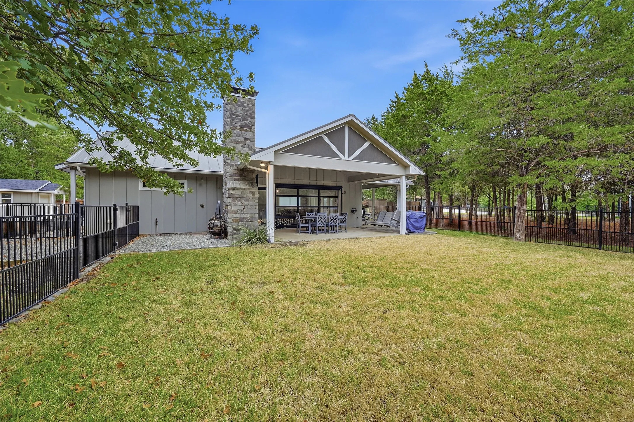 Single Family Residence For Sale in Grayson County , 10 Holland, Pottsboro, Texas 75076, 1 Bedroom, 1 Bathroom, Garage spaces, 1,008 Sqft, built in 2013, mls#21378495, Real Estate Agent in Pottsboro, Homes For Sale in Grayson county, Homes For Sale in Pottsboro, Realtor in Pottsboro Texas, Real Estate Brokerage Independent Realty Texas, Luminita Cordes Realtor