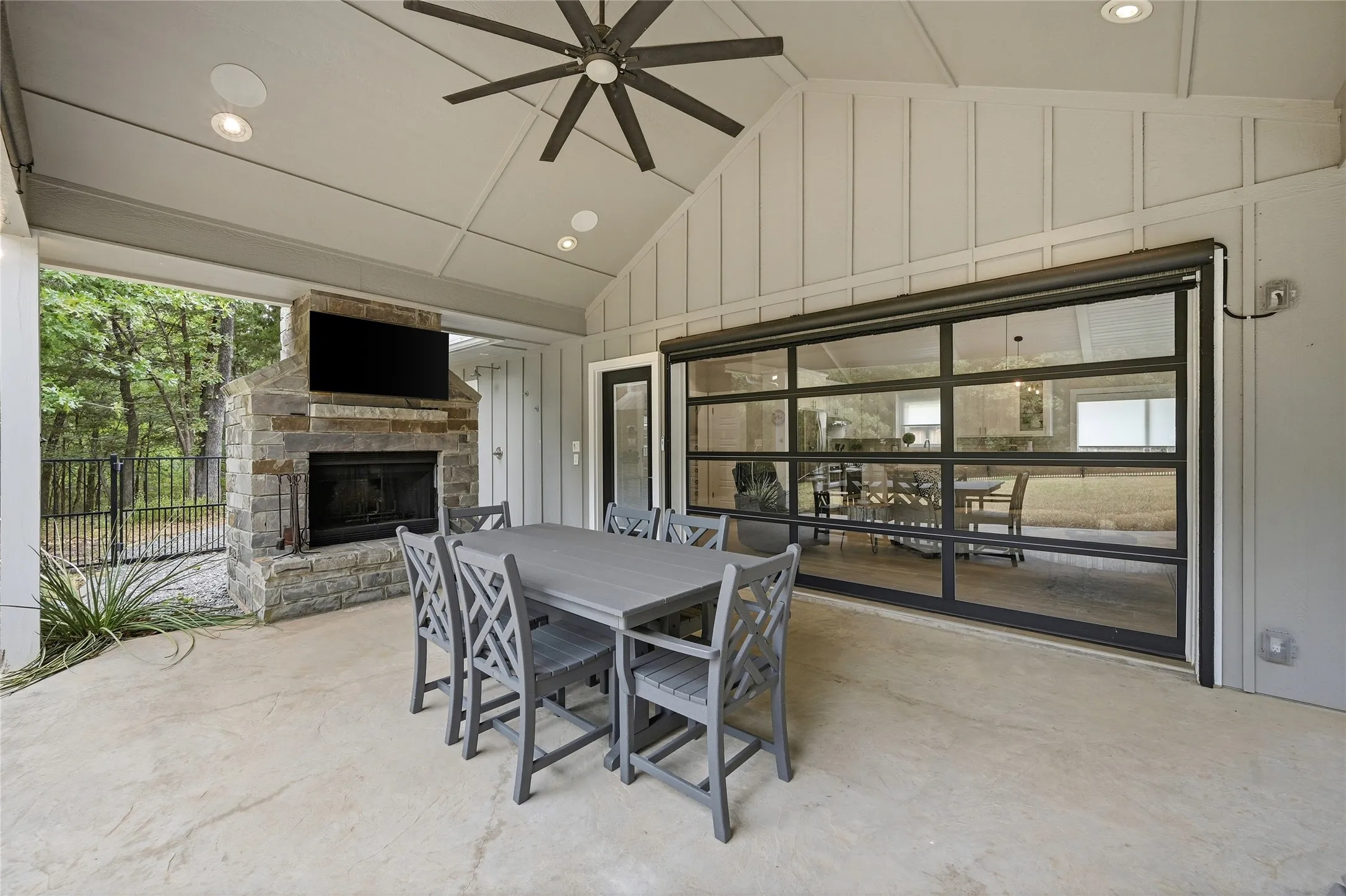 Single Family Residence For Sale in Grayson County , 10 Holland, Pottsboro, Texas 75076, 1 Bedroom, 1 Bathroom, Garage spaces, 1,008 Sqft, built in 2013, mls#21378495, Real Estate Agent in Pottsboro, Homes For Sale in Grayson county, Homes For Sale in Pottsboro, Realtor in Pottsboro Texas, Real Estate Brokerage Independent Realty Texas, Luminita Cordes Realtor