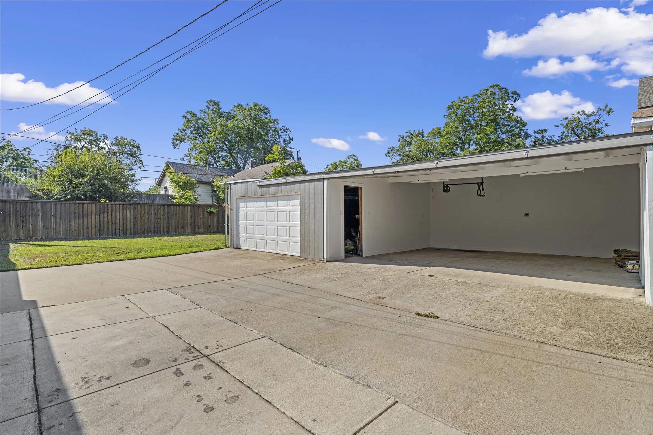 Single Family Residence For Sale in Mc Lennan County , 2104 Columbus Avenue, Waco, Texas 76701, 3 Bedroom, 1 Bathroom, 2 Garage spaces, 872 Sqft, built in 1951, mls#21378099, Real Estate Agent in Waco, Homes For Sale in Mc Lennan county, Homes For Sale in Waco, Realtor in Waco Texas, Real Estate Brokerage Independent Realty Texas, Luminita Cordes Realtor